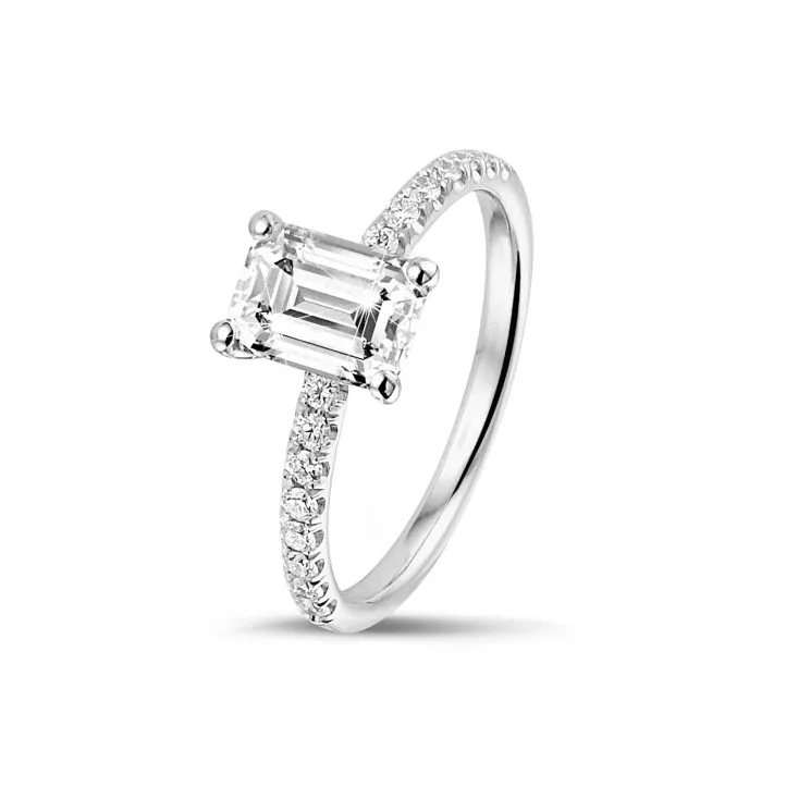 1.00 quilates anillo solitario con diamante talla esmeralda en oro blanco con diamantes en los lados 
