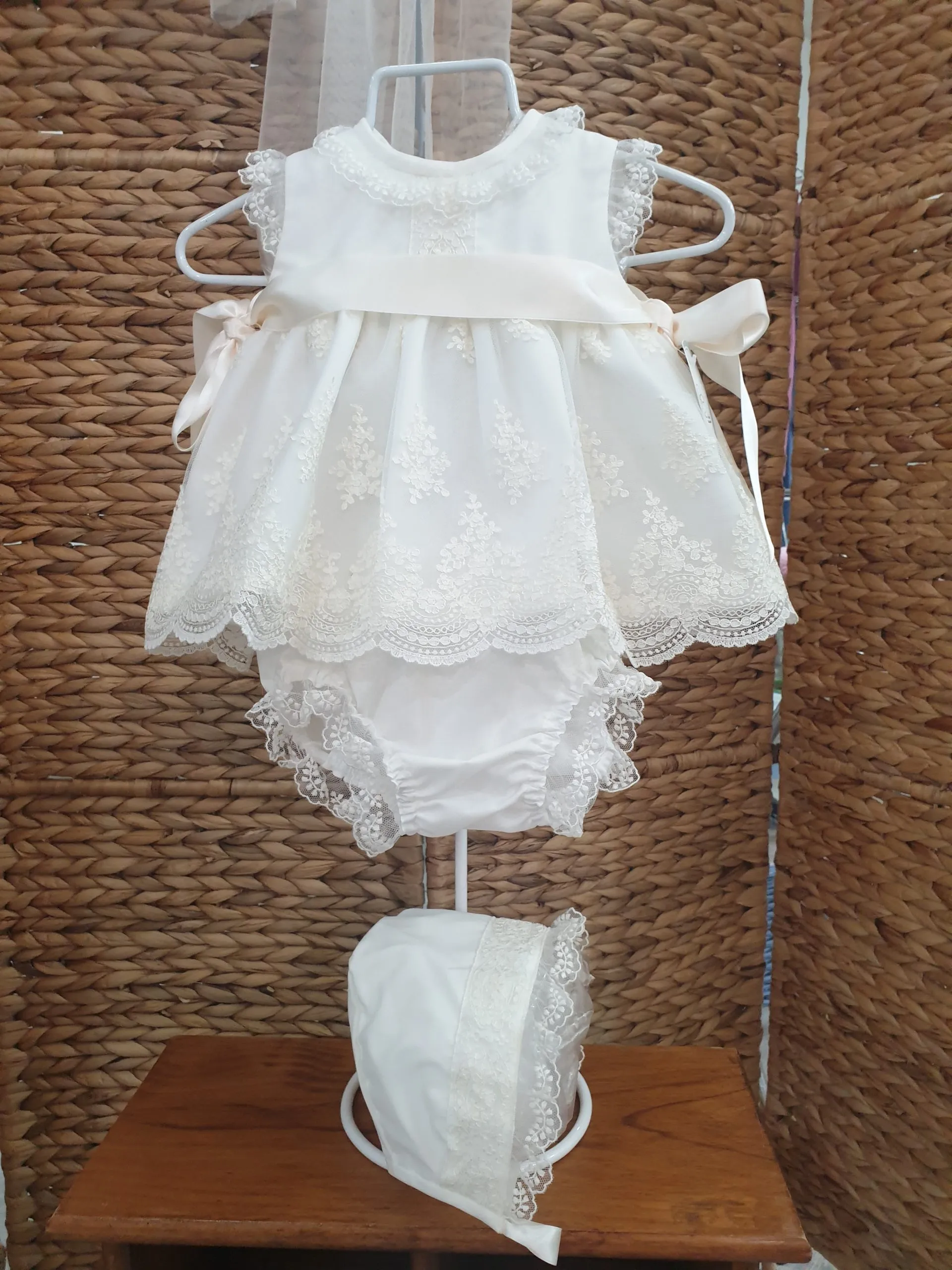 A Jesusito con capota tul bordado crudo R300990