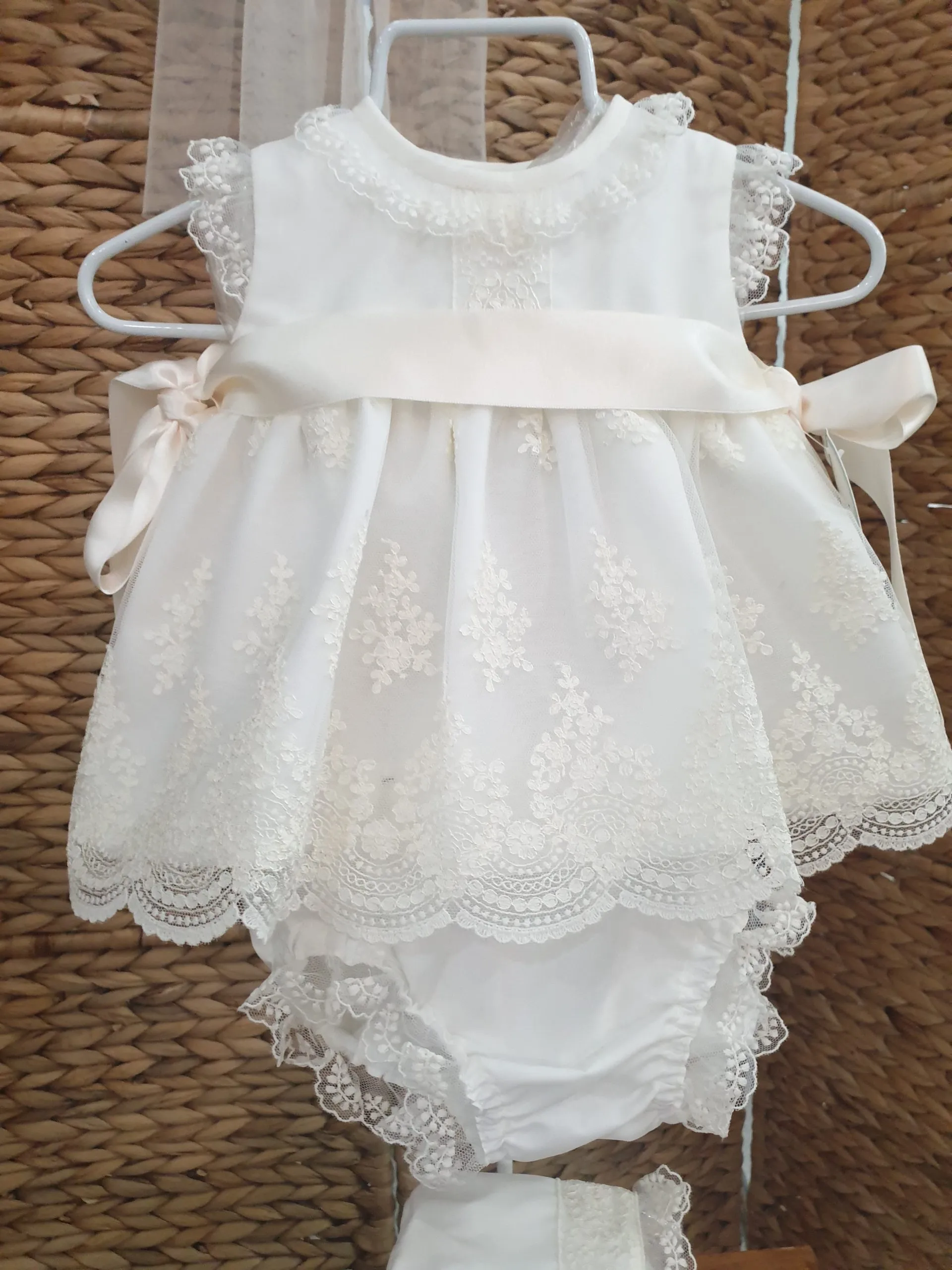 A Jesusito con capota tul bordado crudo R300990
