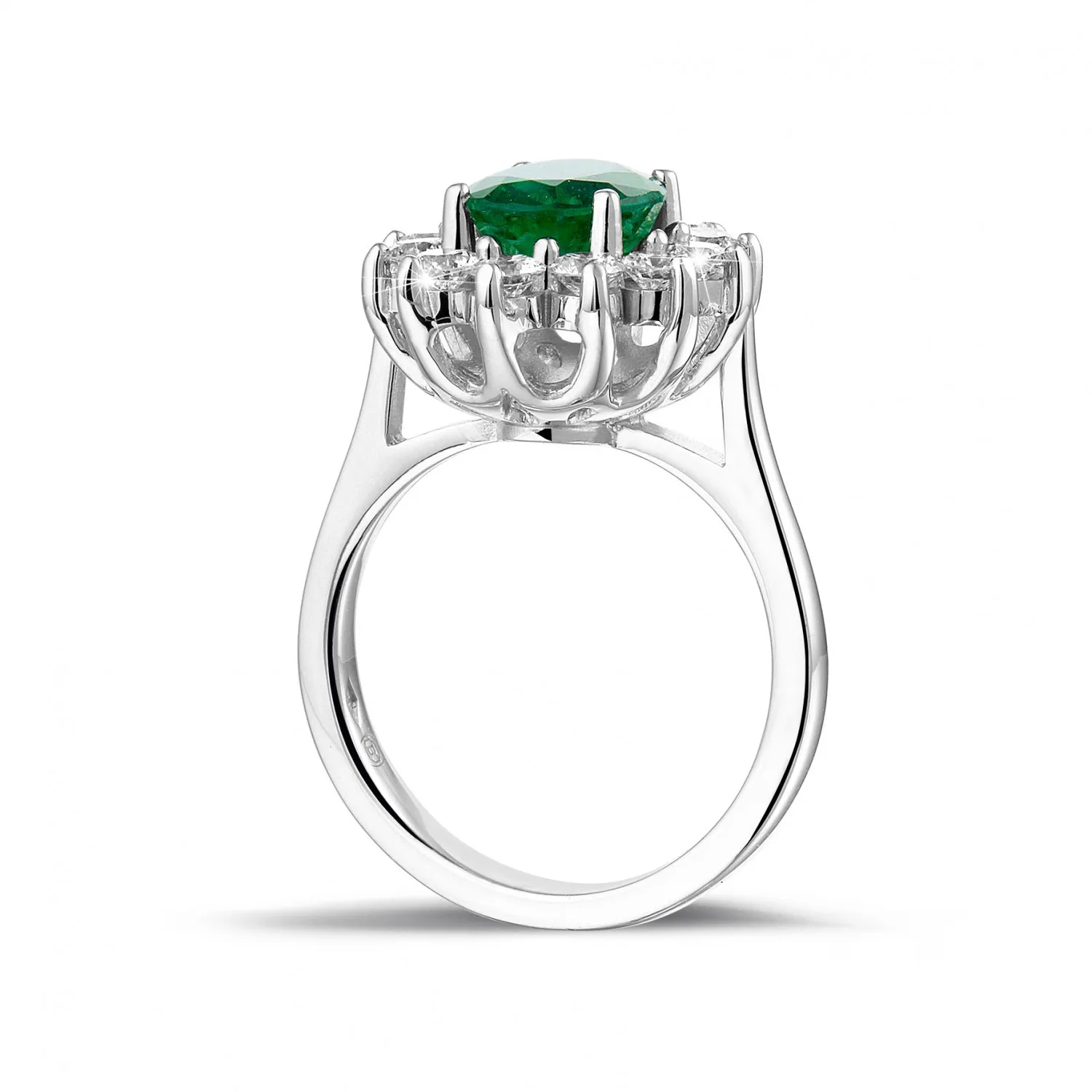 Anillo « entourage » en Platino con esmeralda ovalada y diamantes redondos 