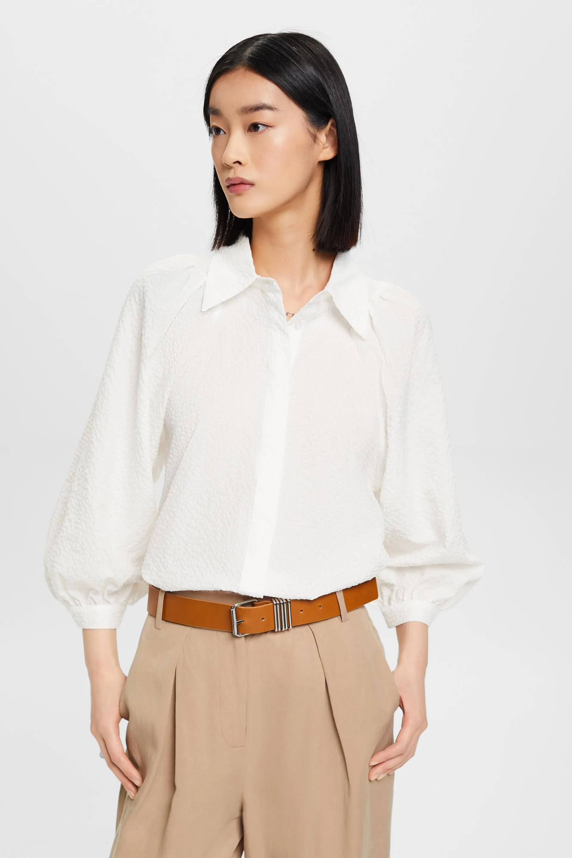 Blusa en tejido de sirsaca con mangas abullonadas
