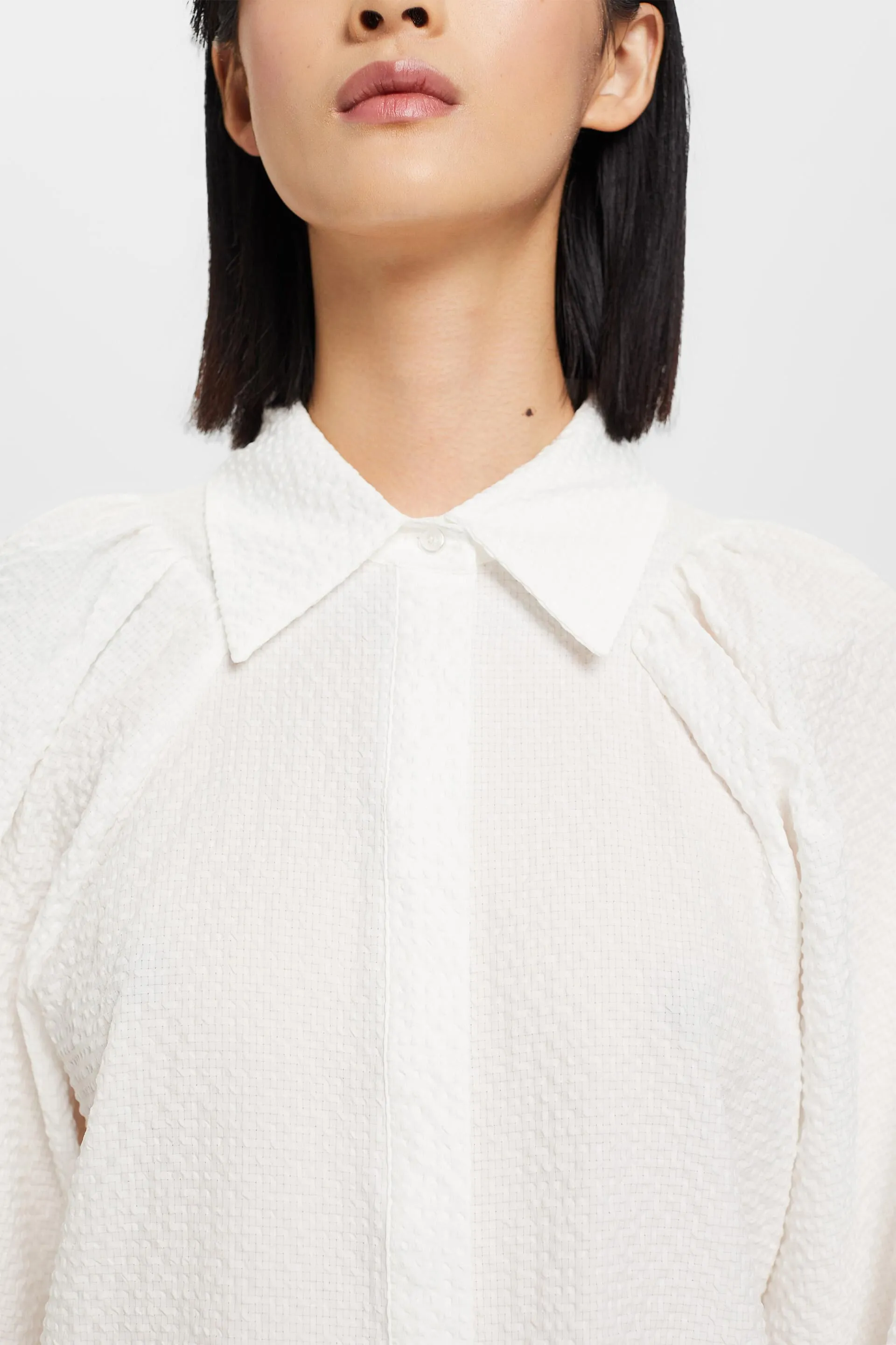 Blusa en tejido de sirsaca con mangas abullonadas