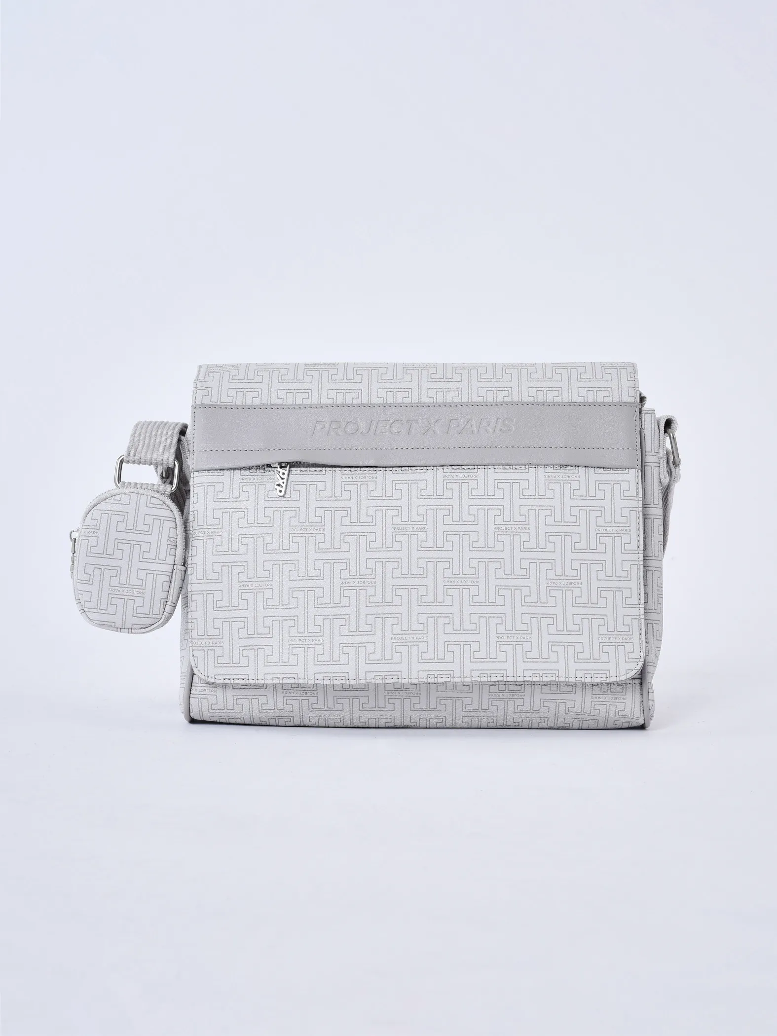 Bolso con solapa y monograma