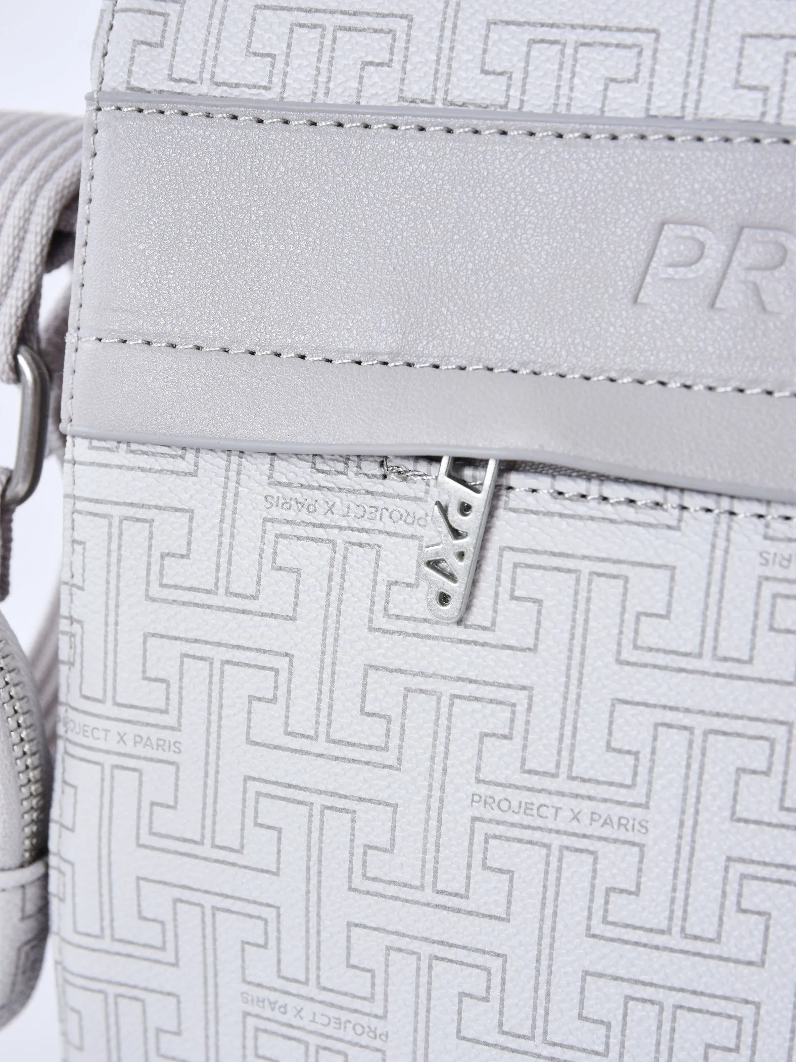 Bolso con solapa y monograma