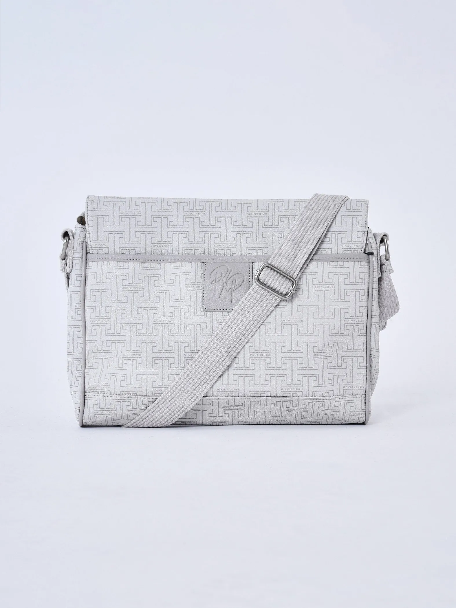 Bolso con solapa y monograma