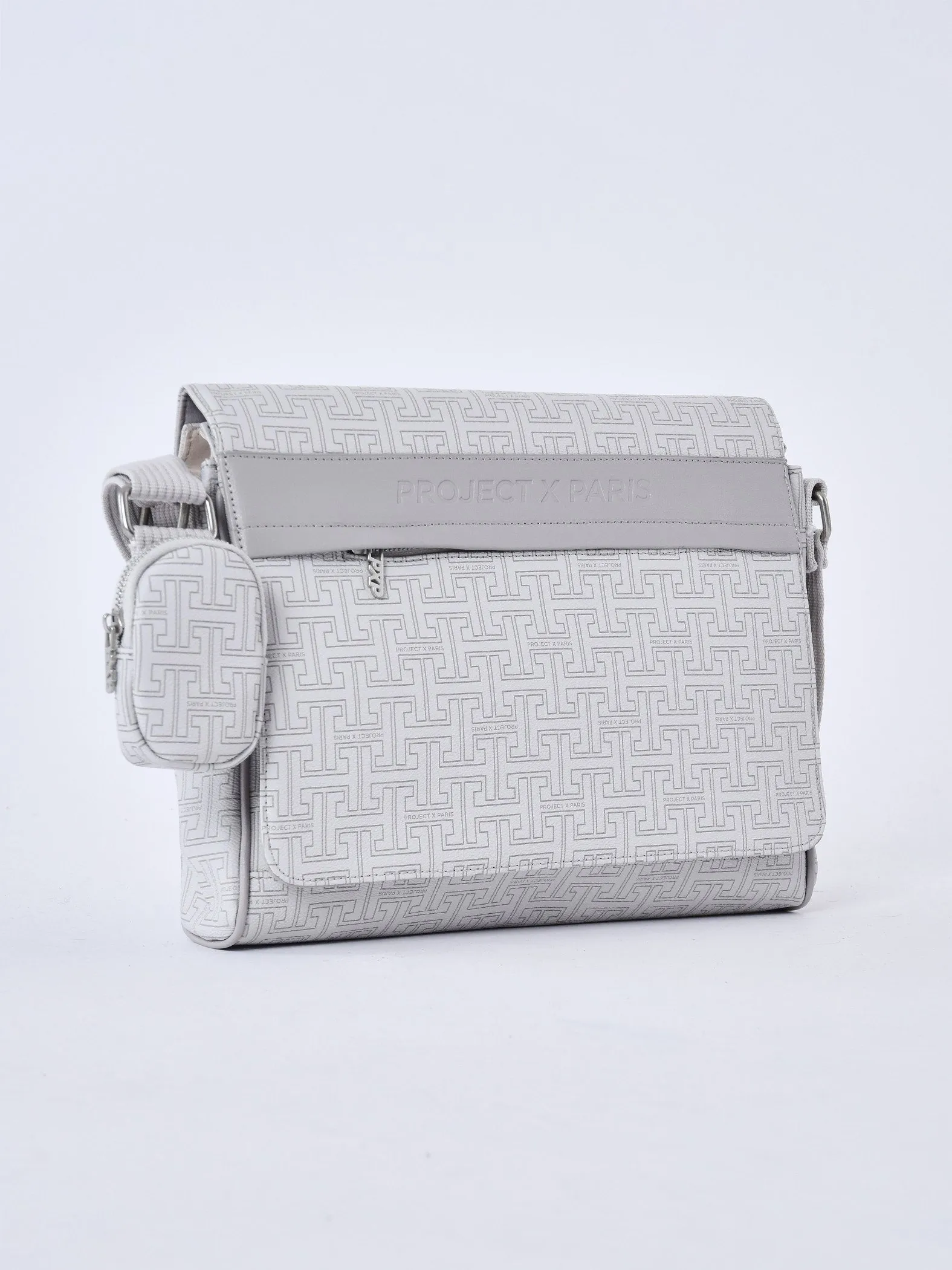 Bolso con solapa y monograma