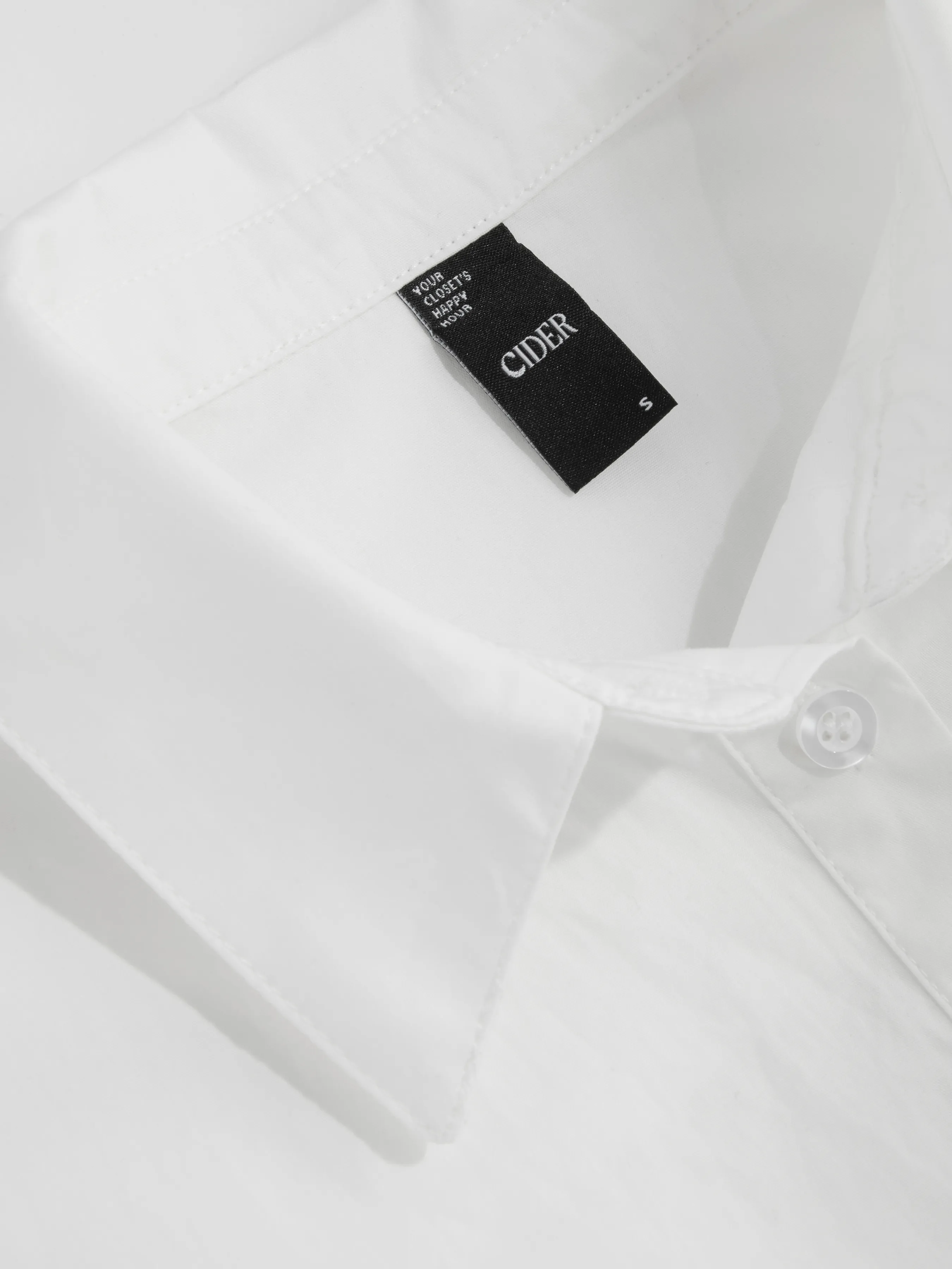 Camisa de manga corta anudada con cuello tejido en color liso