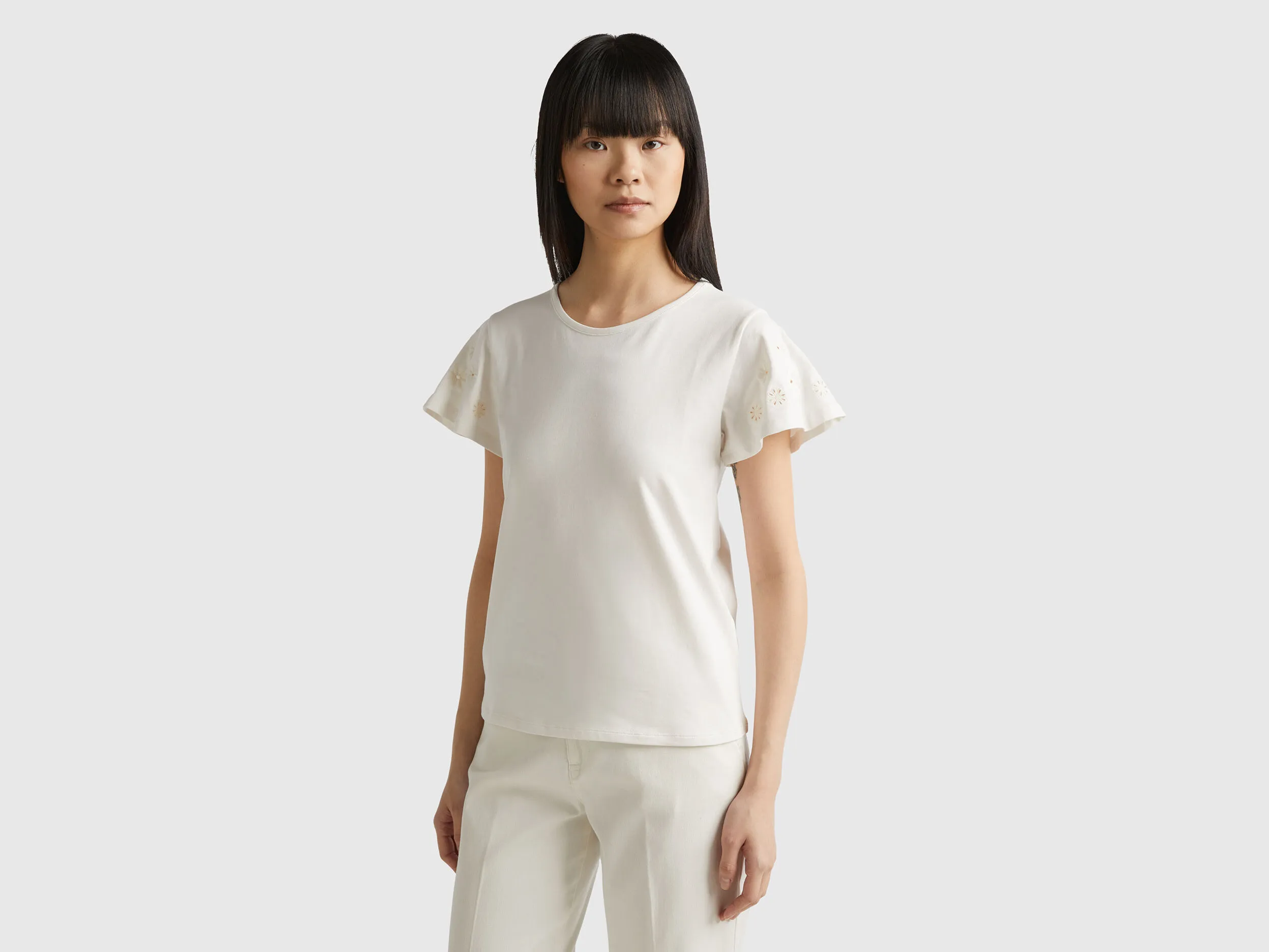 Camiseta con bordado de flores
