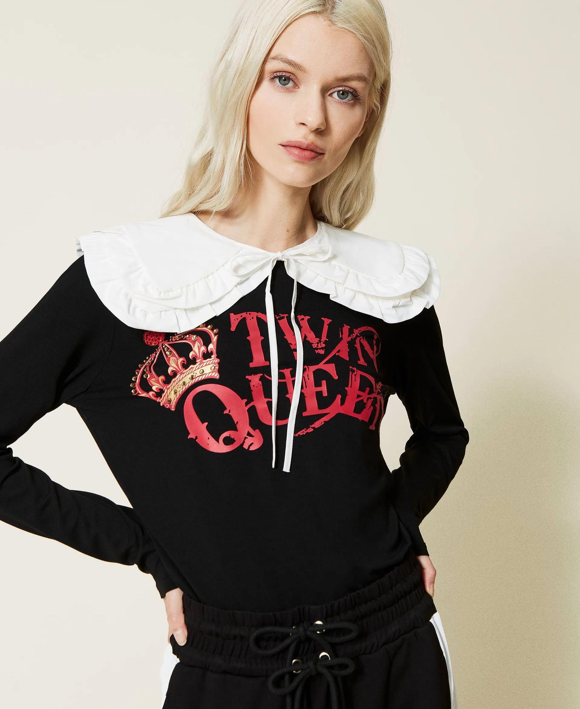 Camiseta con estampado Twin Queen y cuello