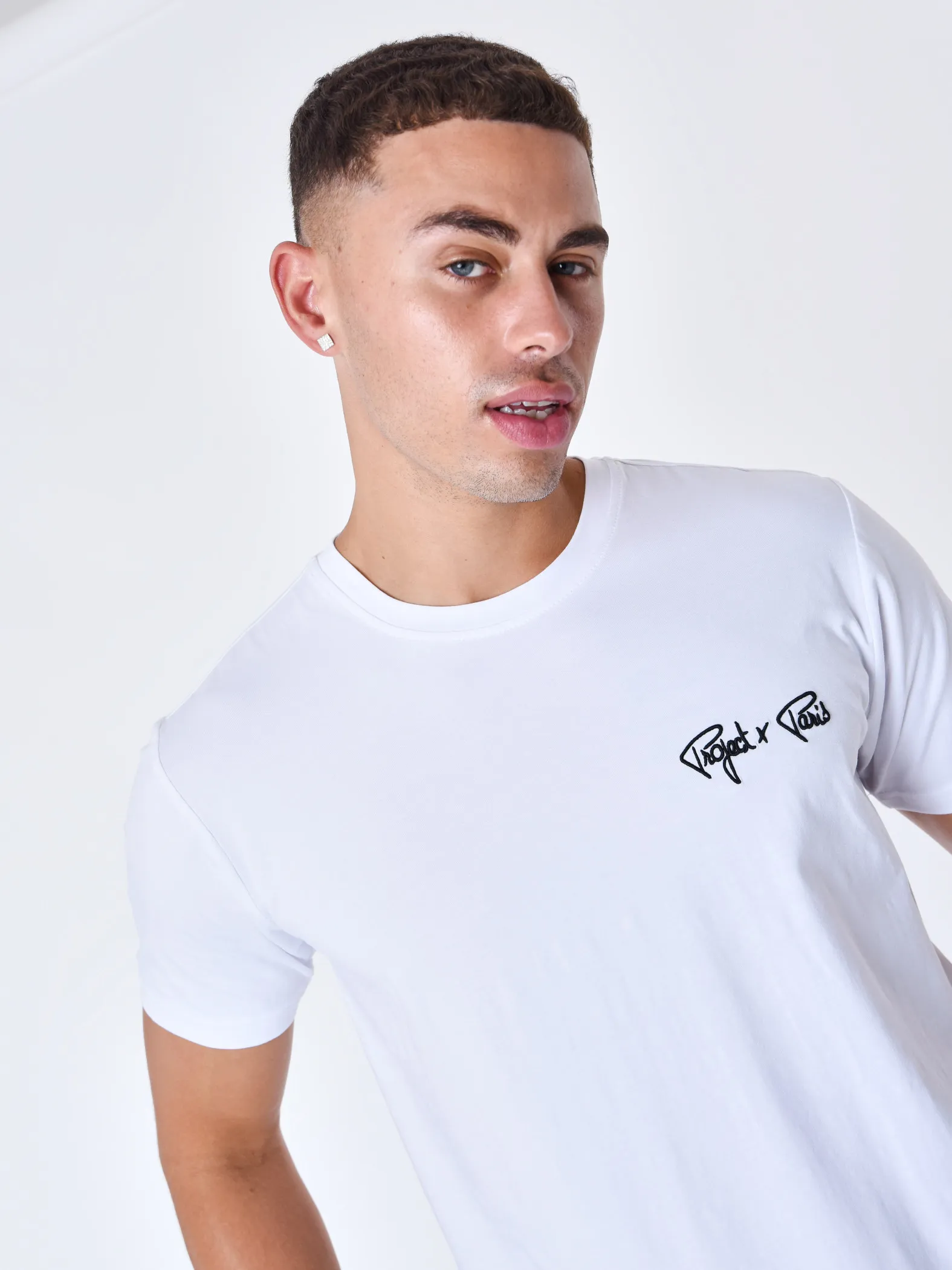 Camiseta con logotipo bordado