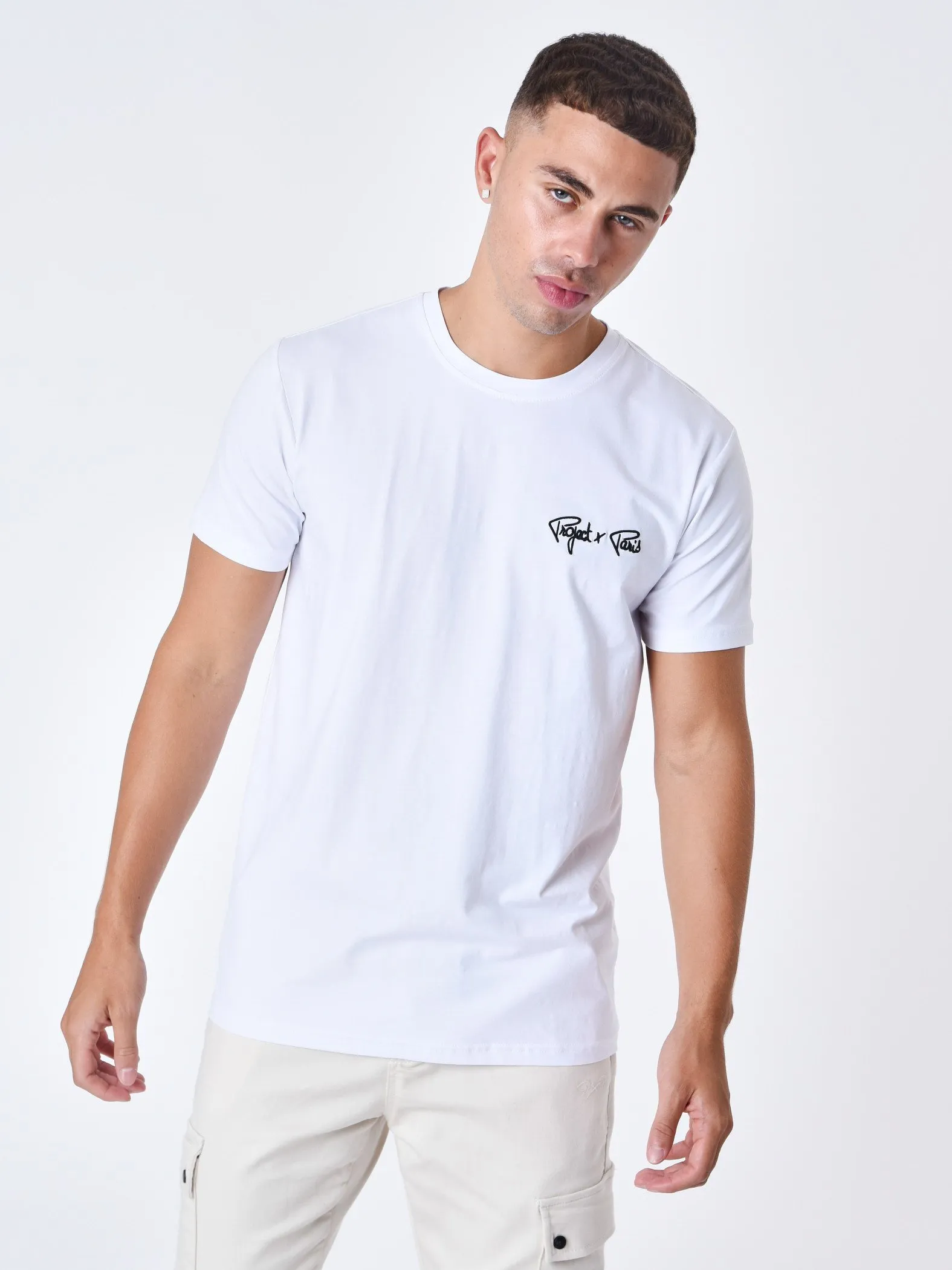 Camiseta con logotipo bordado