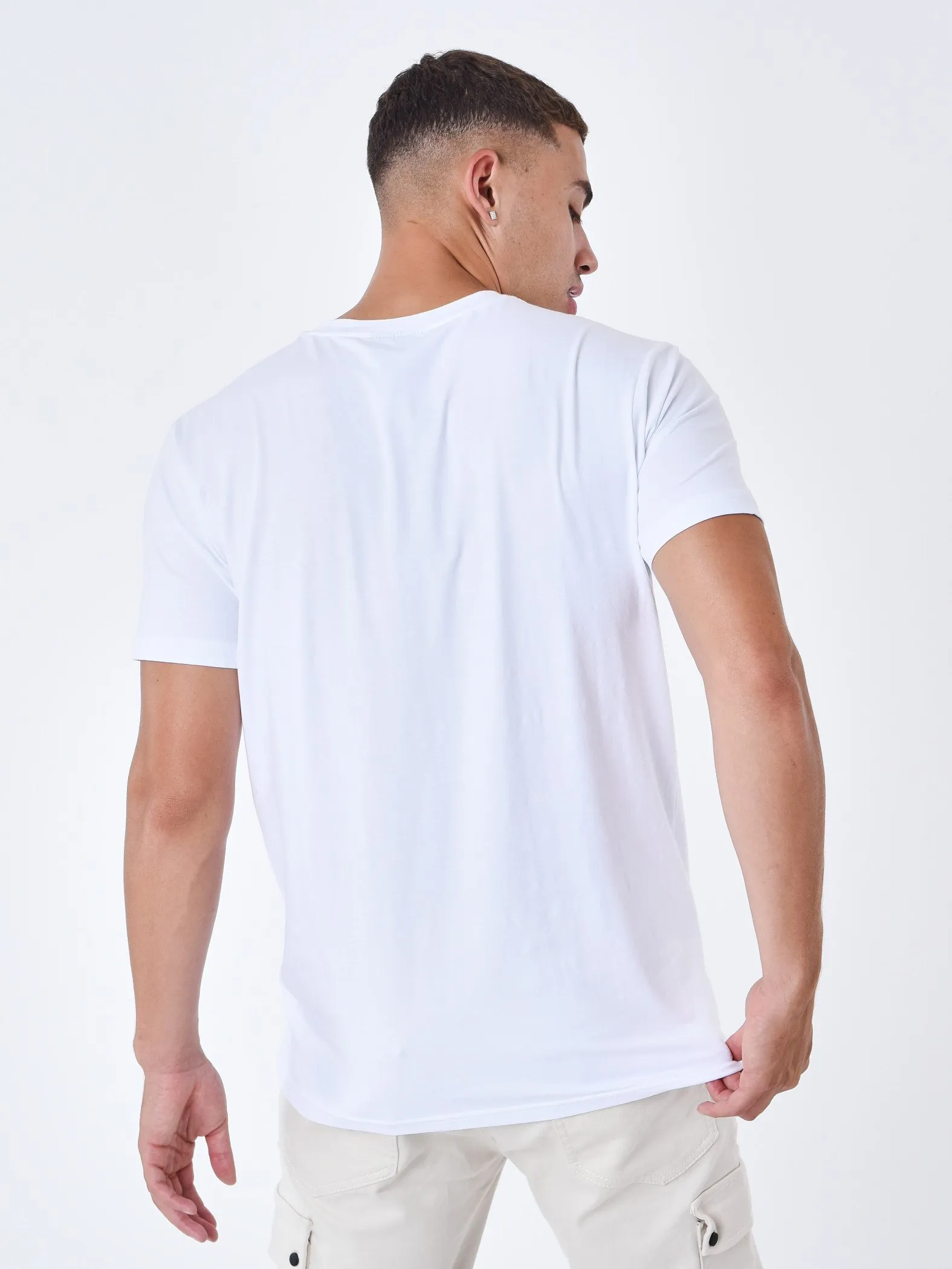 Camiseta con logotipo bordado
