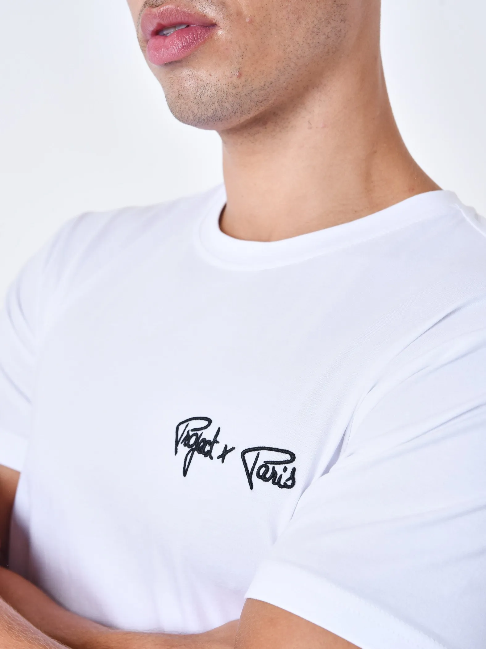 Camiseta con logotipo bordado