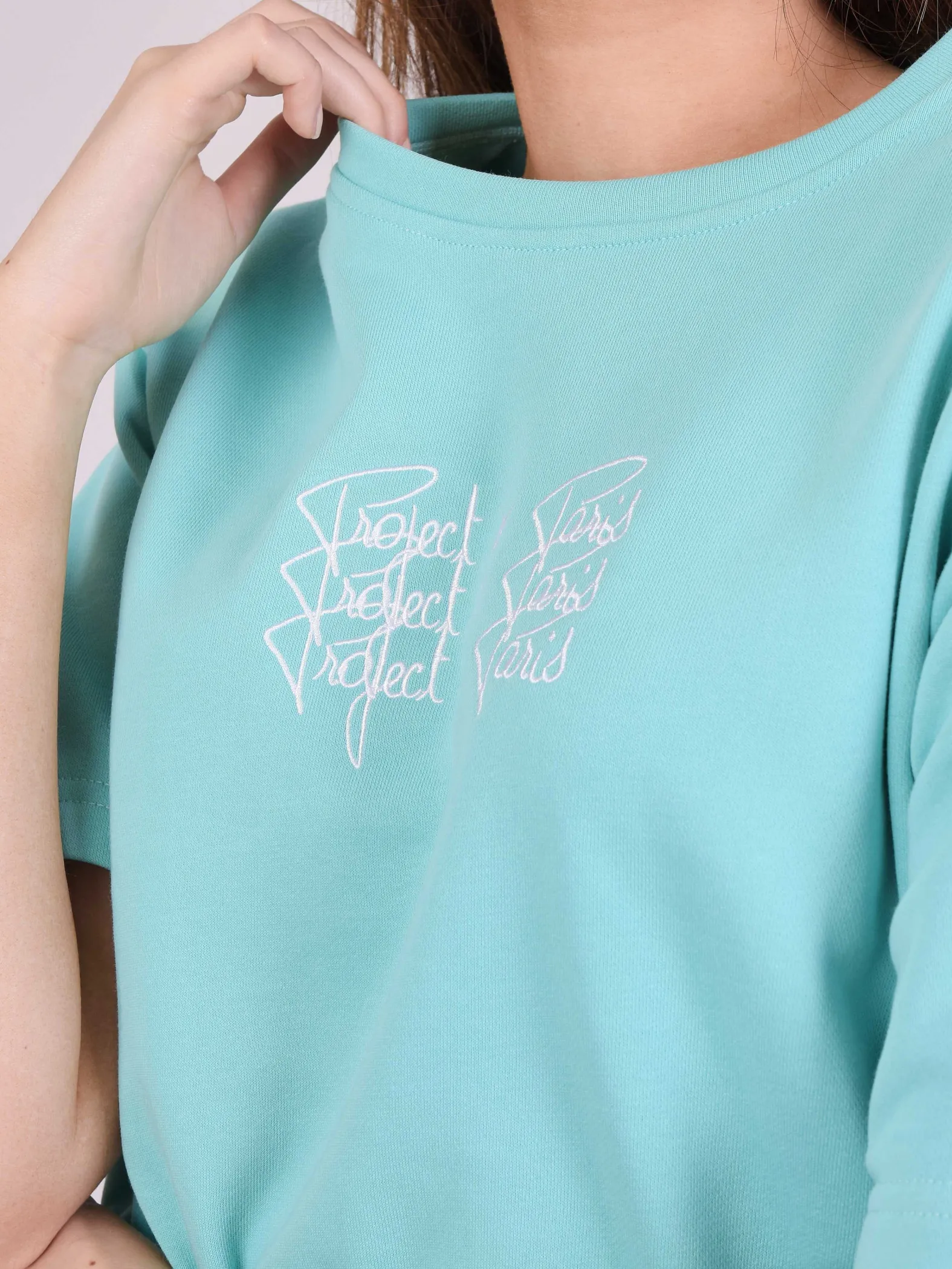 Camiseta con triple logotipo