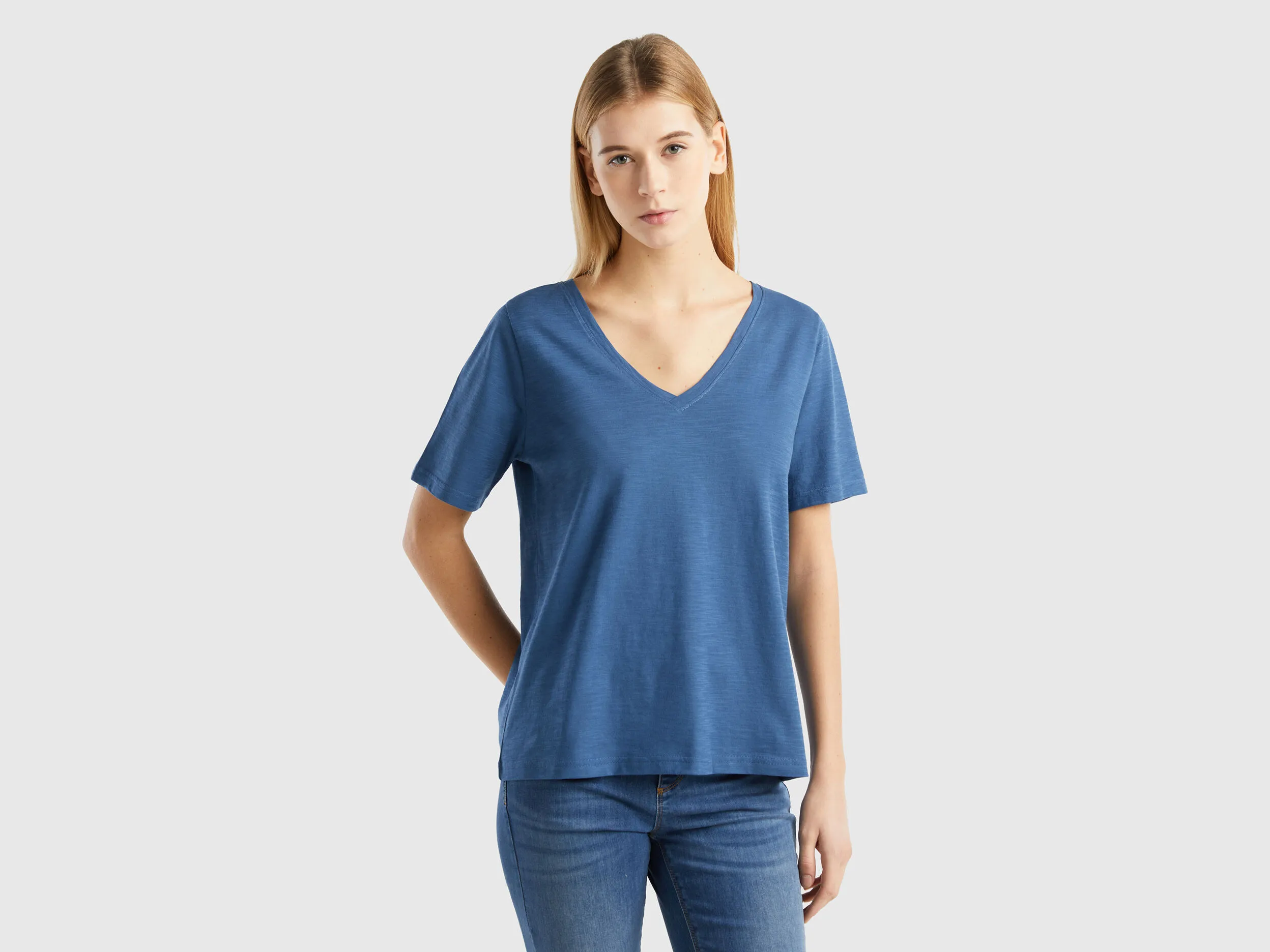 Camiseta de algodón flameado con escote de pico