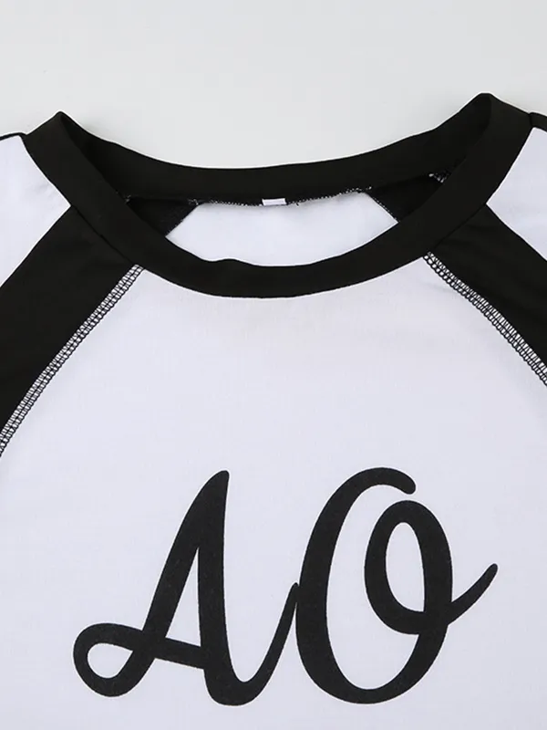 Camiseta de manga corta con estampado de letras raglán