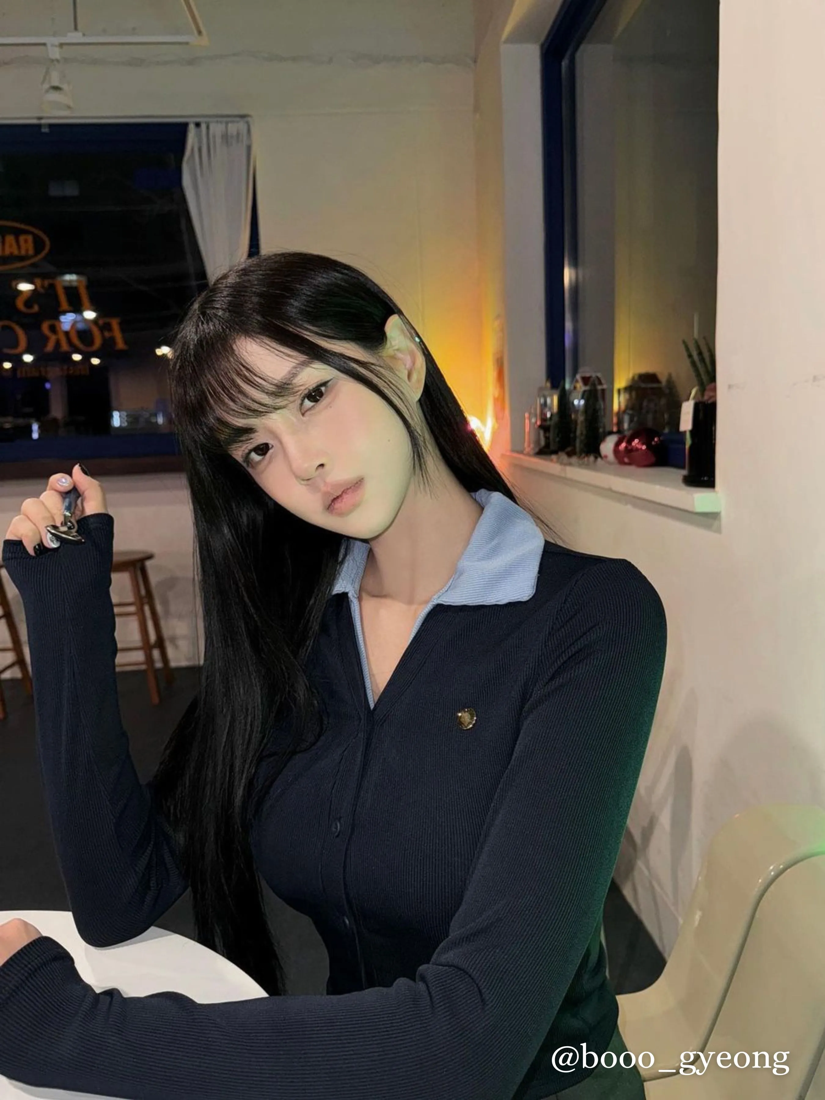 Camiseta de manga larga con botones en la posición del cuello