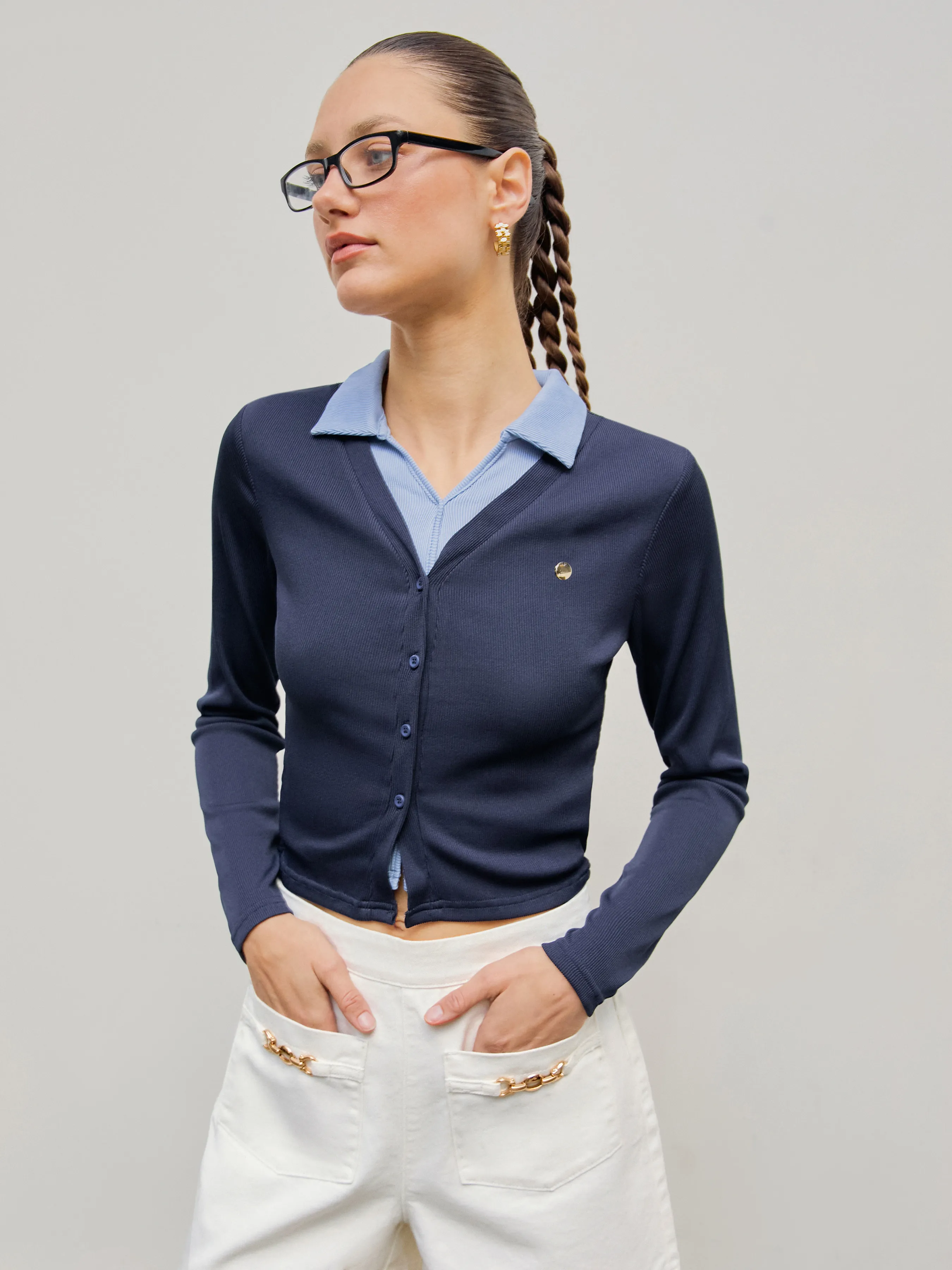 Camiseta de manga larga con botones en la posición del cuello
