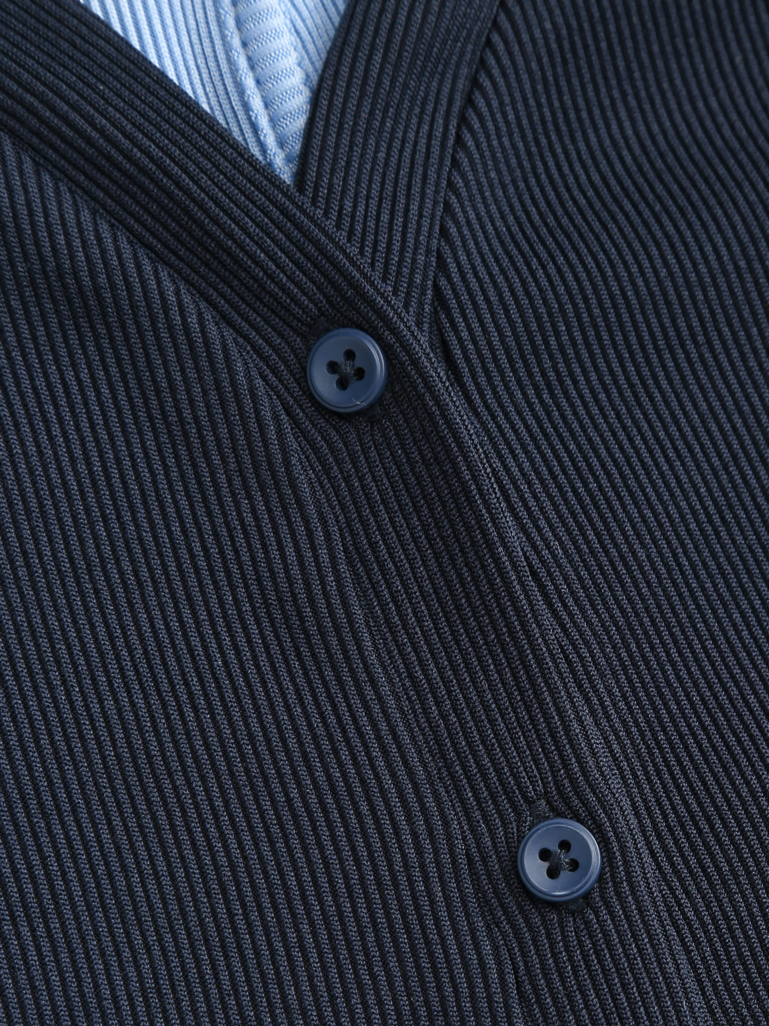 Camiseta de manga larga con botones en la posición del cuello