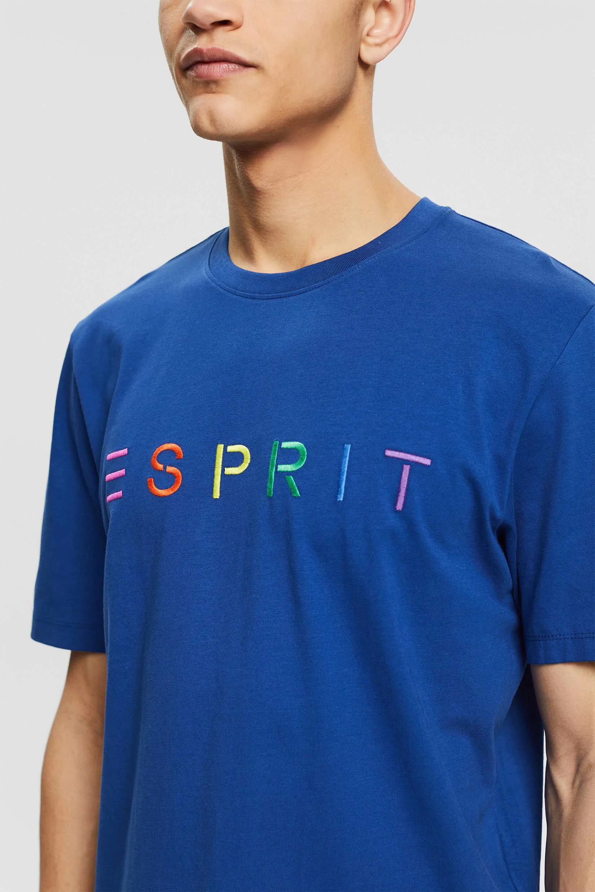 Camiseta de tejido jersey con logotipo bordado