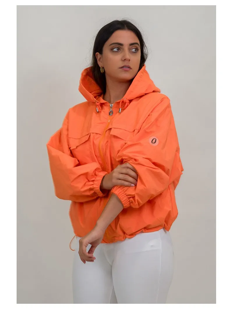 Cazadora bomber con capucha