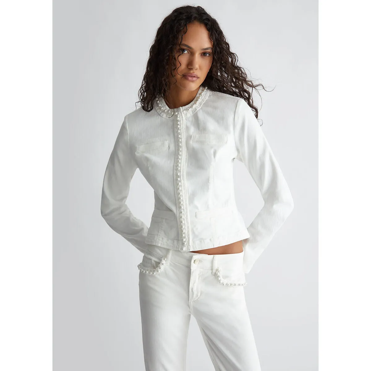 Chaqueta elástica con perlas