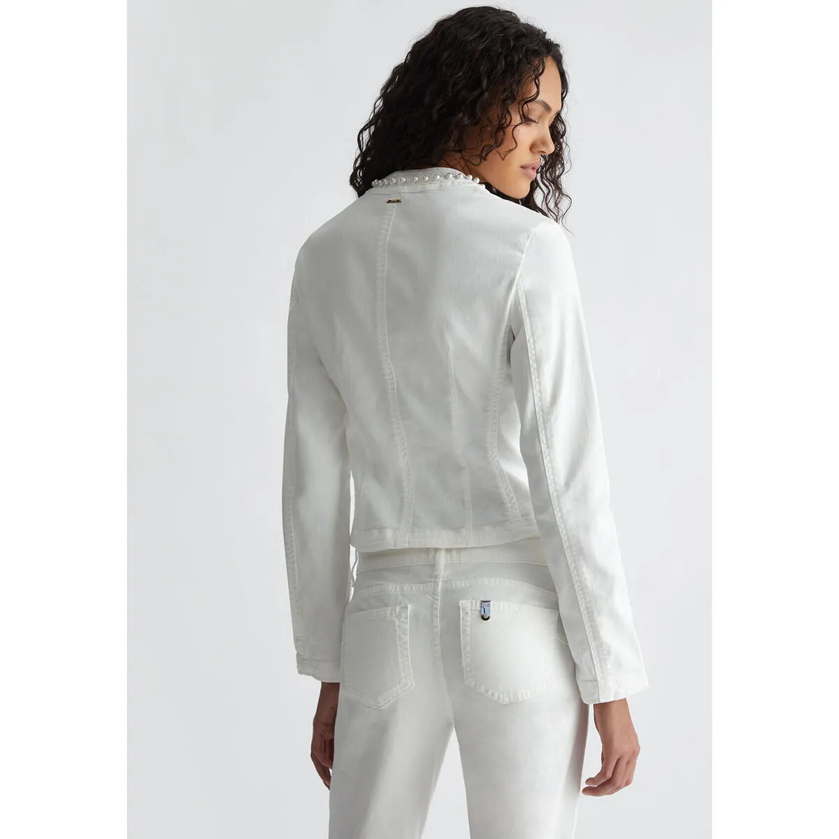 Chaqueta elástica con perlas