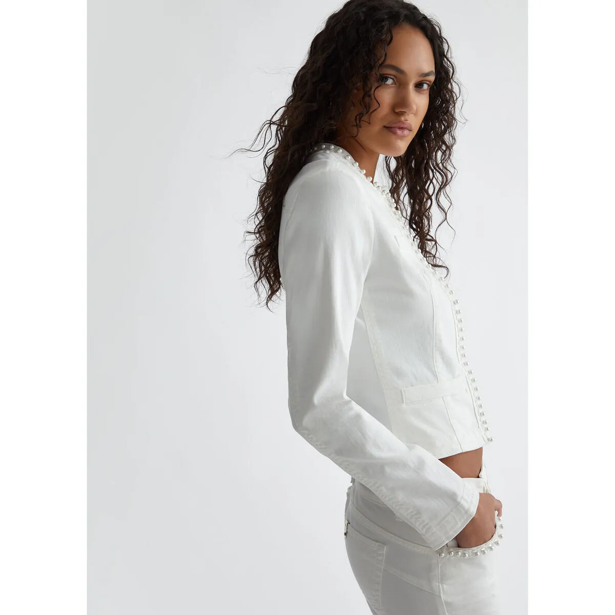 Chaqueta elástica con perlas