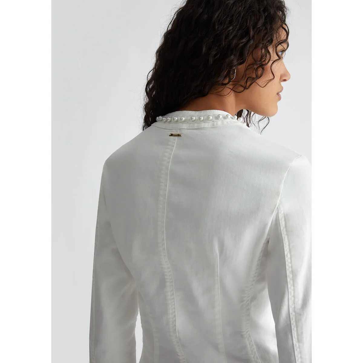 Chaqueta elástica con perlas