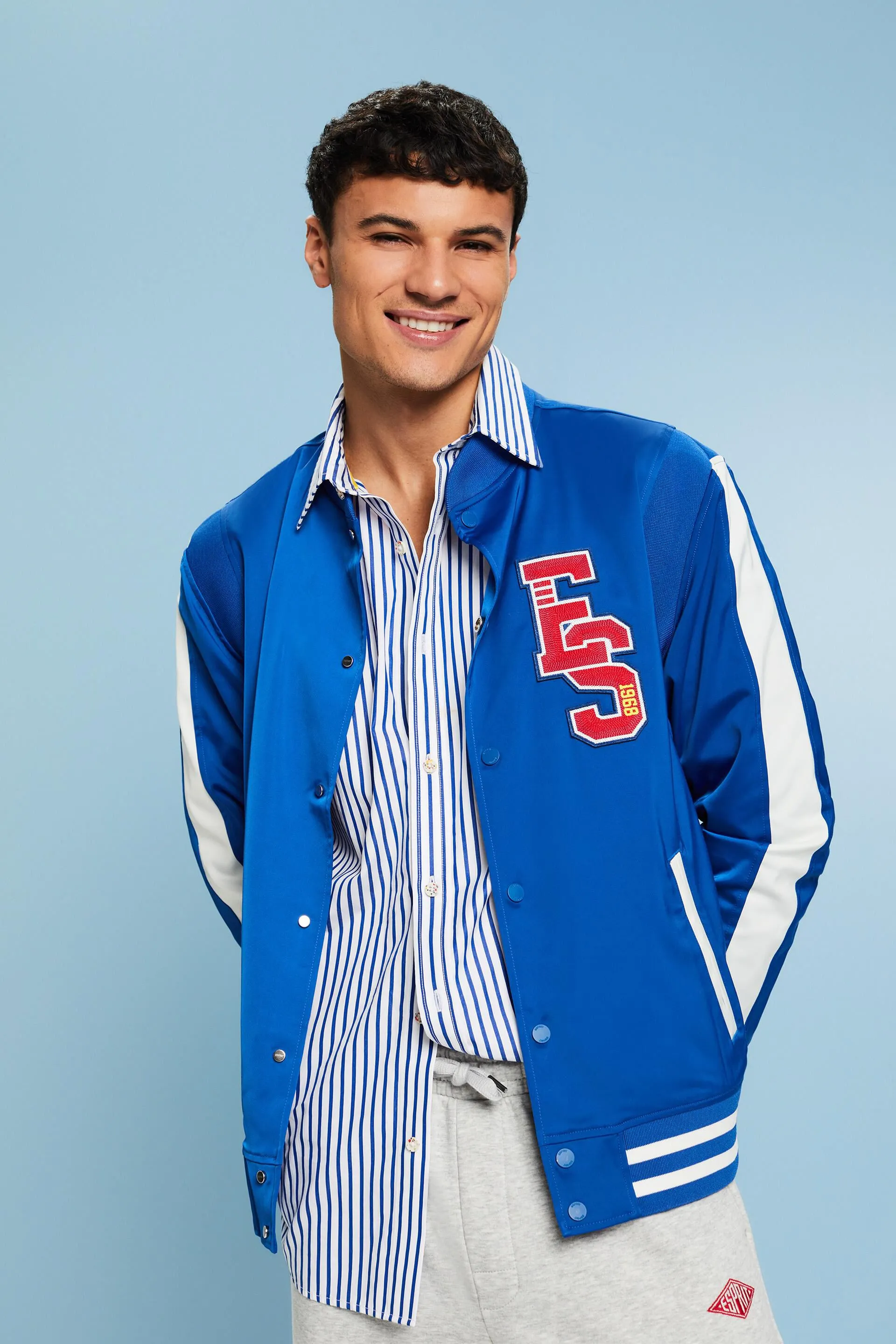 Chaqueta universitaria con logotipo aplicado