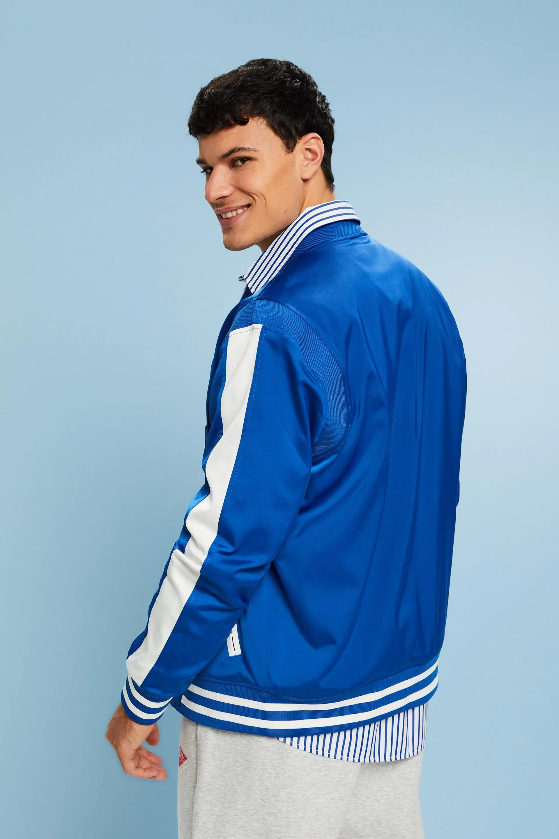 Chaqueta universitaria con logotipo aplicado