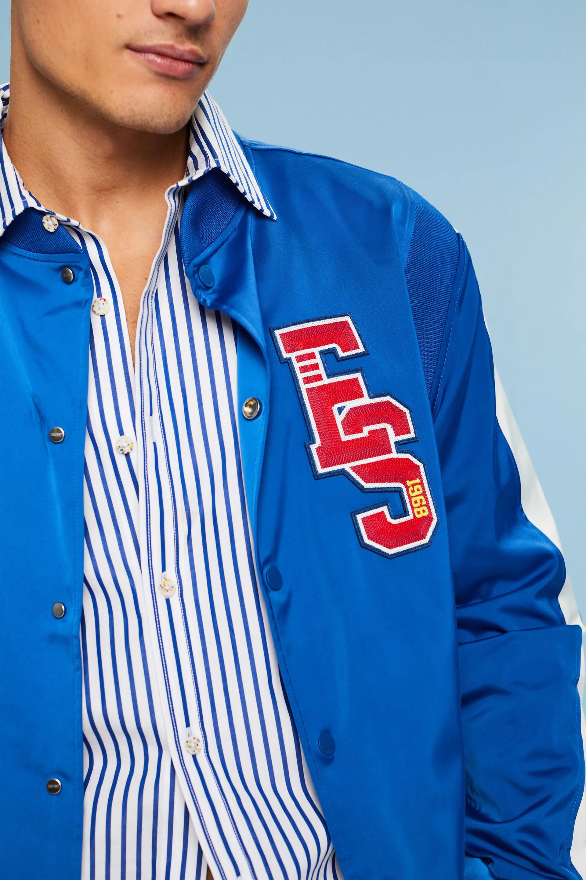 Chaqueta universitaria con logotipo aplicado