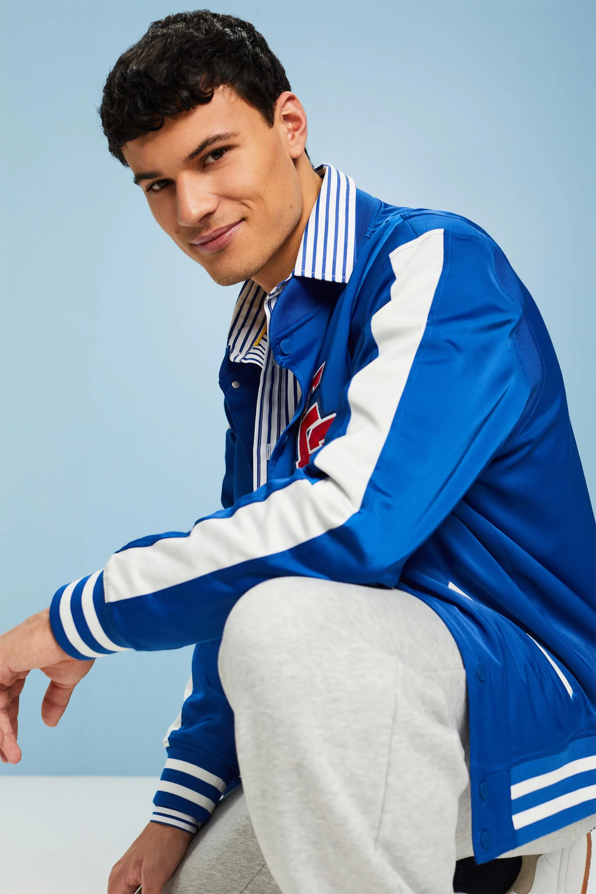 Chaqueta universitaria con logotipo aplicado