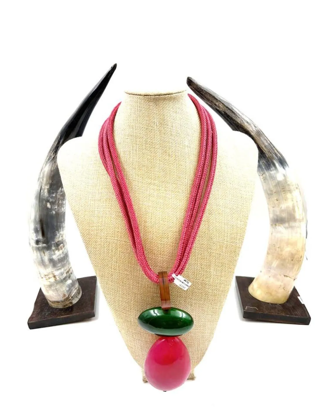 COLLARES FUCSIAS CON COLGANTE AFRICANO DE CUERNO ESTILO IBICENCO