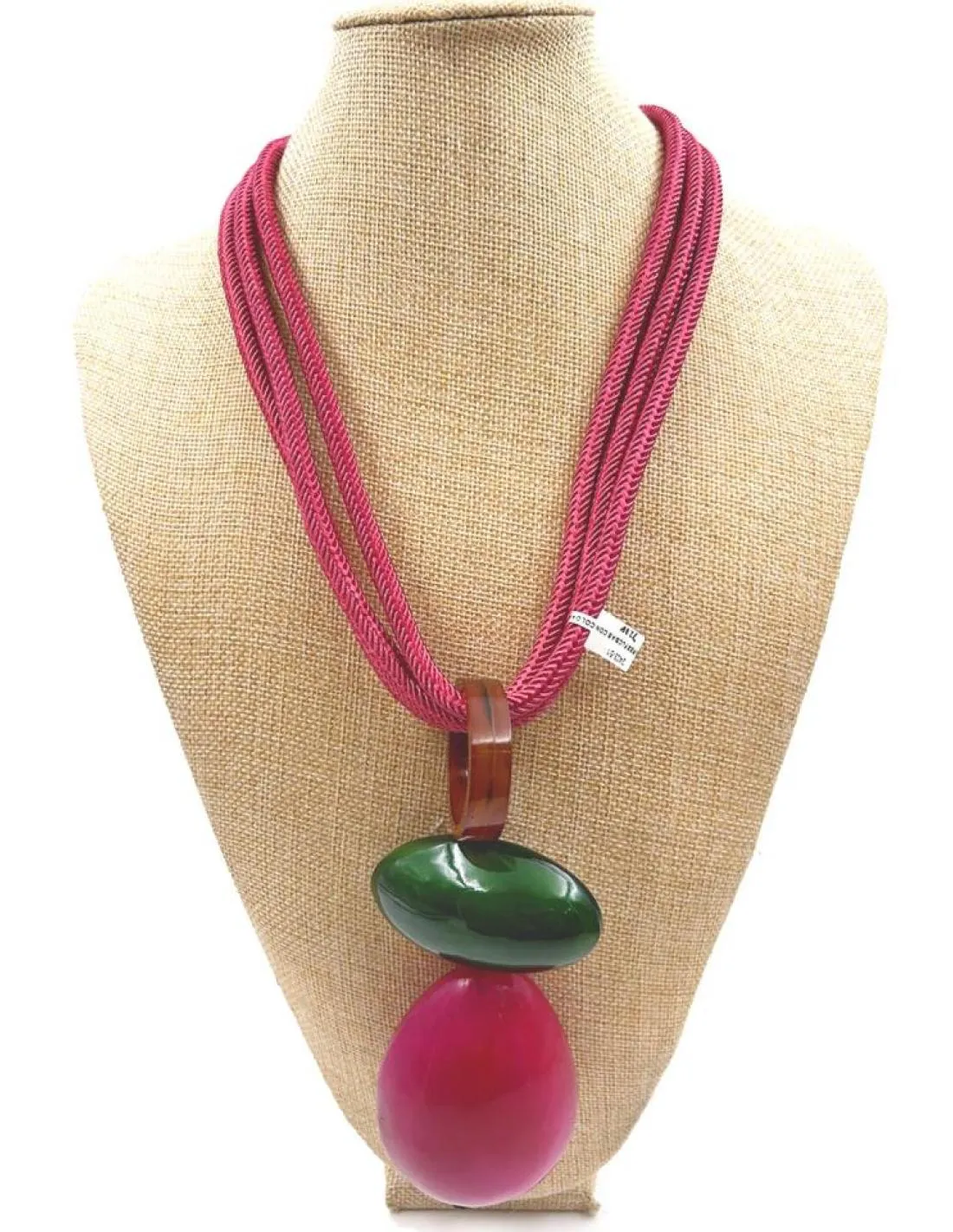 COLLARES FUCSIAS CON COLGANTE AFRICANO DE CUERNO ESTILO IBICENCO