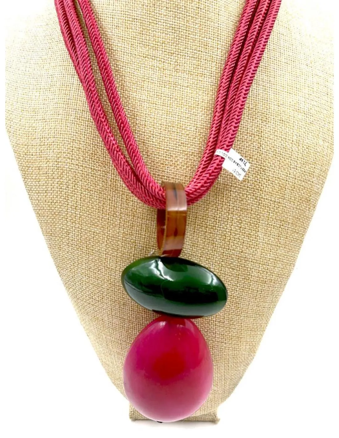 COLLARES FUCSIAS CON COLGANTE AFRICANO DE CUERNO ESTILO IBICENCO