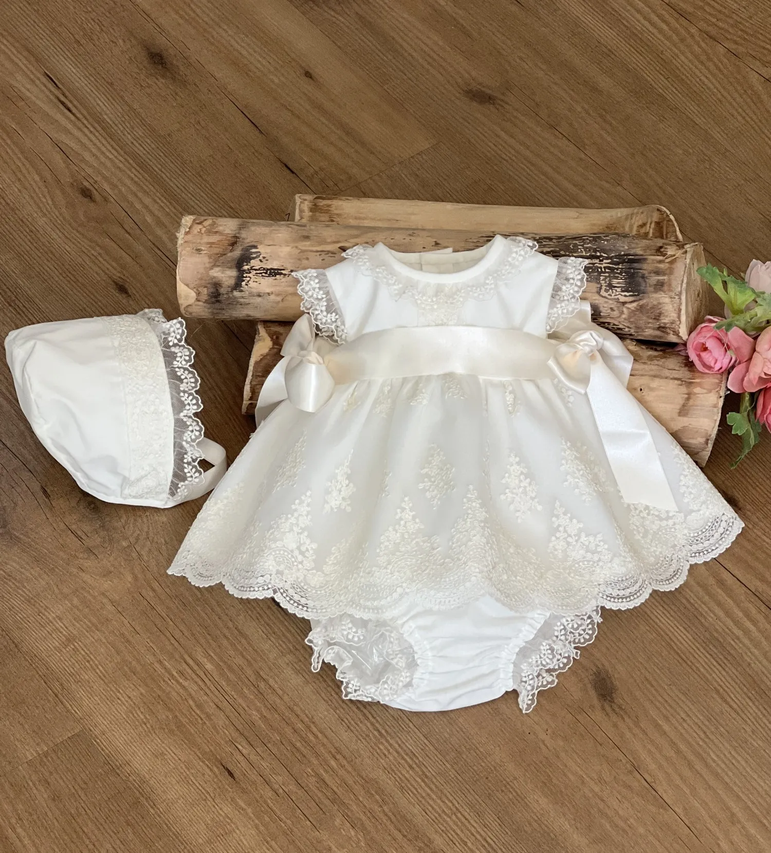 Conjunto para niña de tres piezas. Organza Bordada.