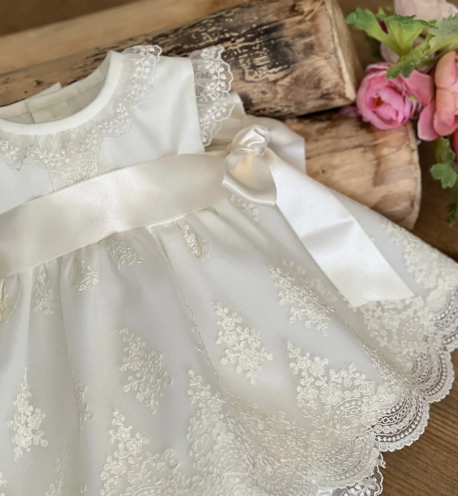 Conjunto para niña de tres piezas. Organza Bordada.