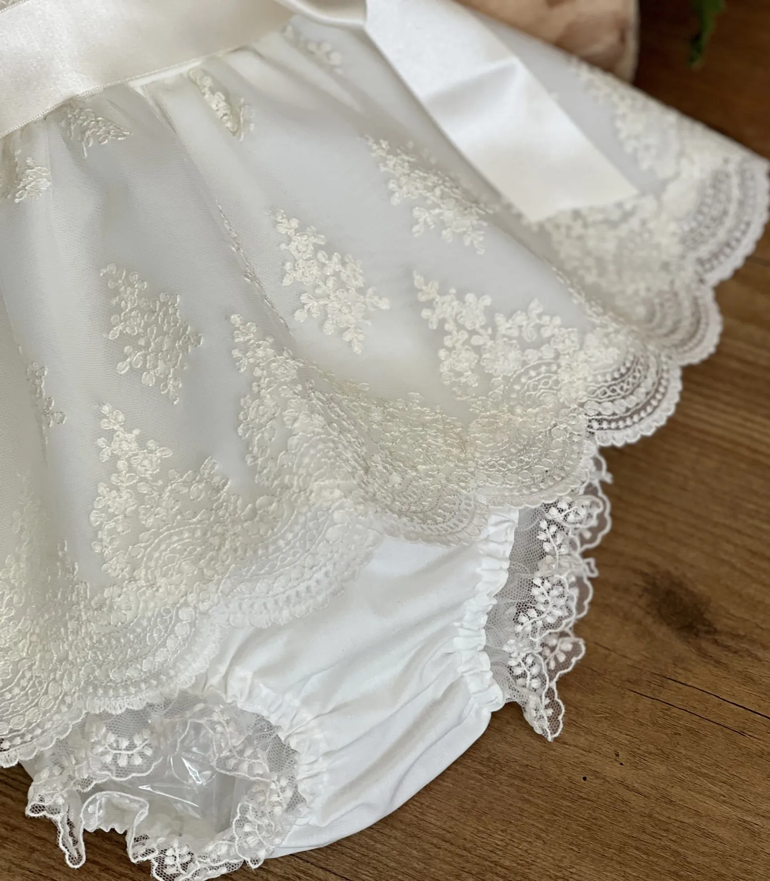 Conjunto para niña de tres piezas. Organza Bordada.