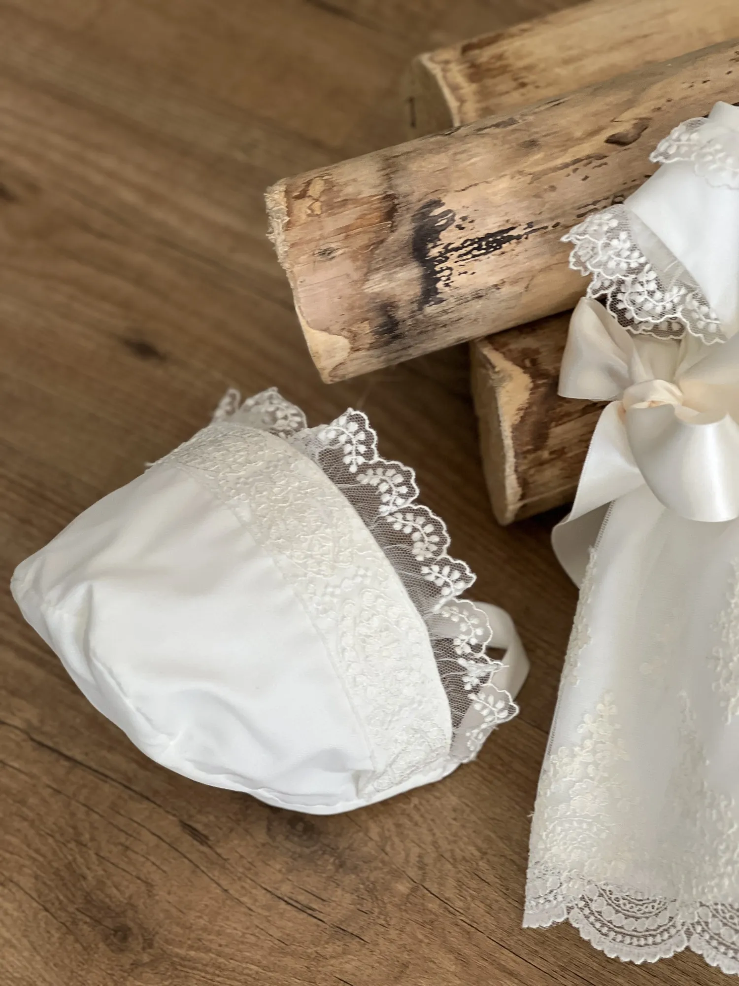 Conjunto para niña de tres piezas. Organza Bordada.