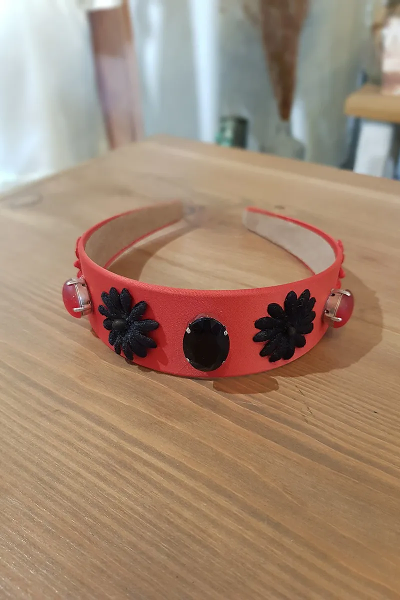 Diadema roja con flores negras y piedras facetadas rojas y negras