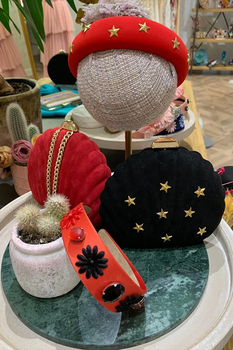 Diadema roja con flores negras y piedras facetadas rojas y negras
