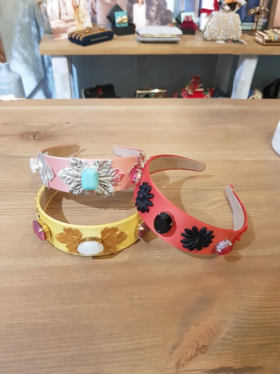 Diadema roja con flores negras y piedras facetadas rojas y negras