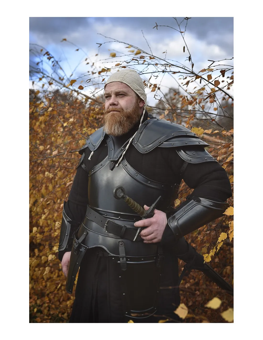 Hombreras medievales modelo Georg, acabado ennegrecido