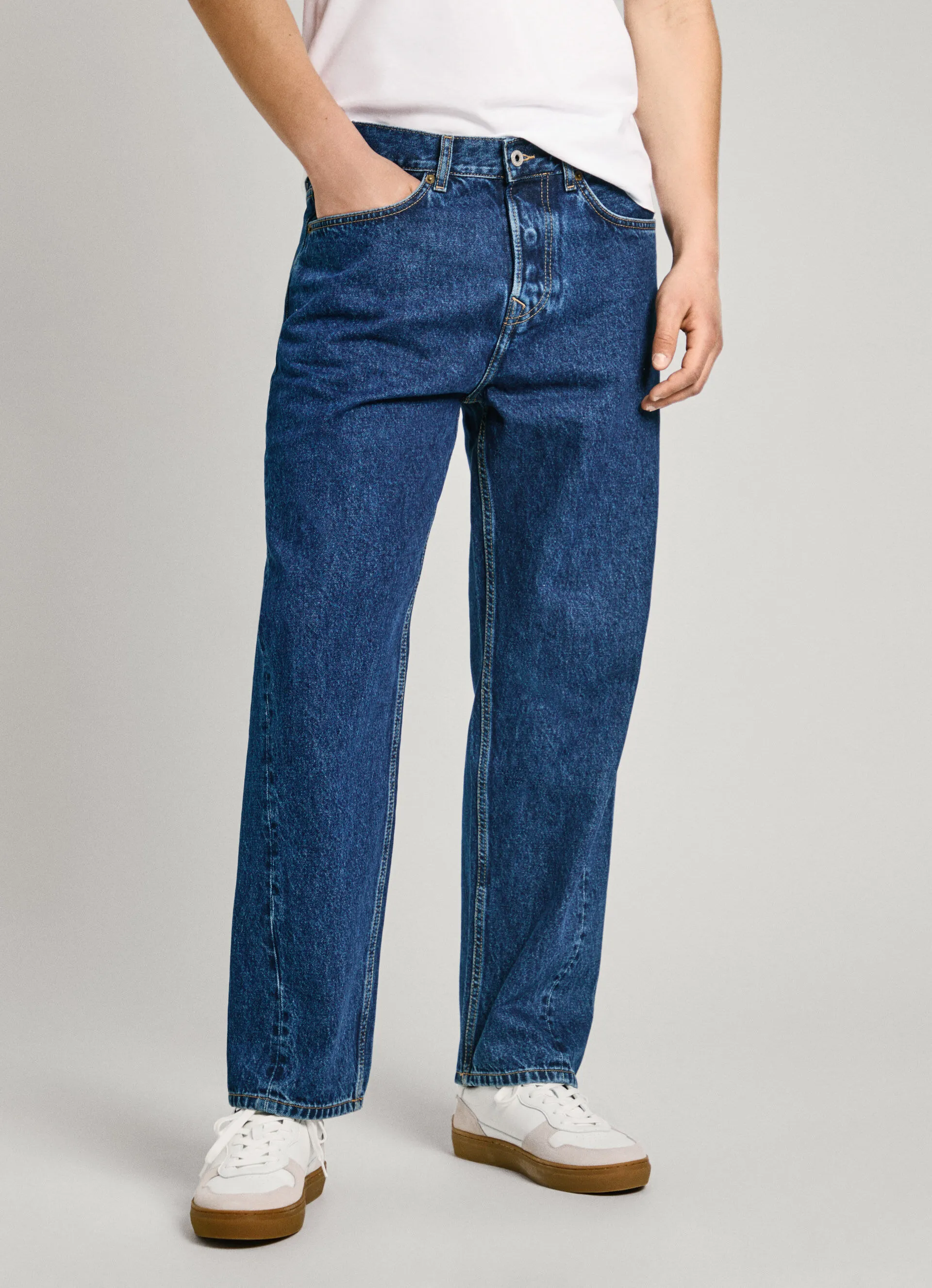 JEANS FIT LOOSE Y TIRO REGULAR  BARREL JEANS