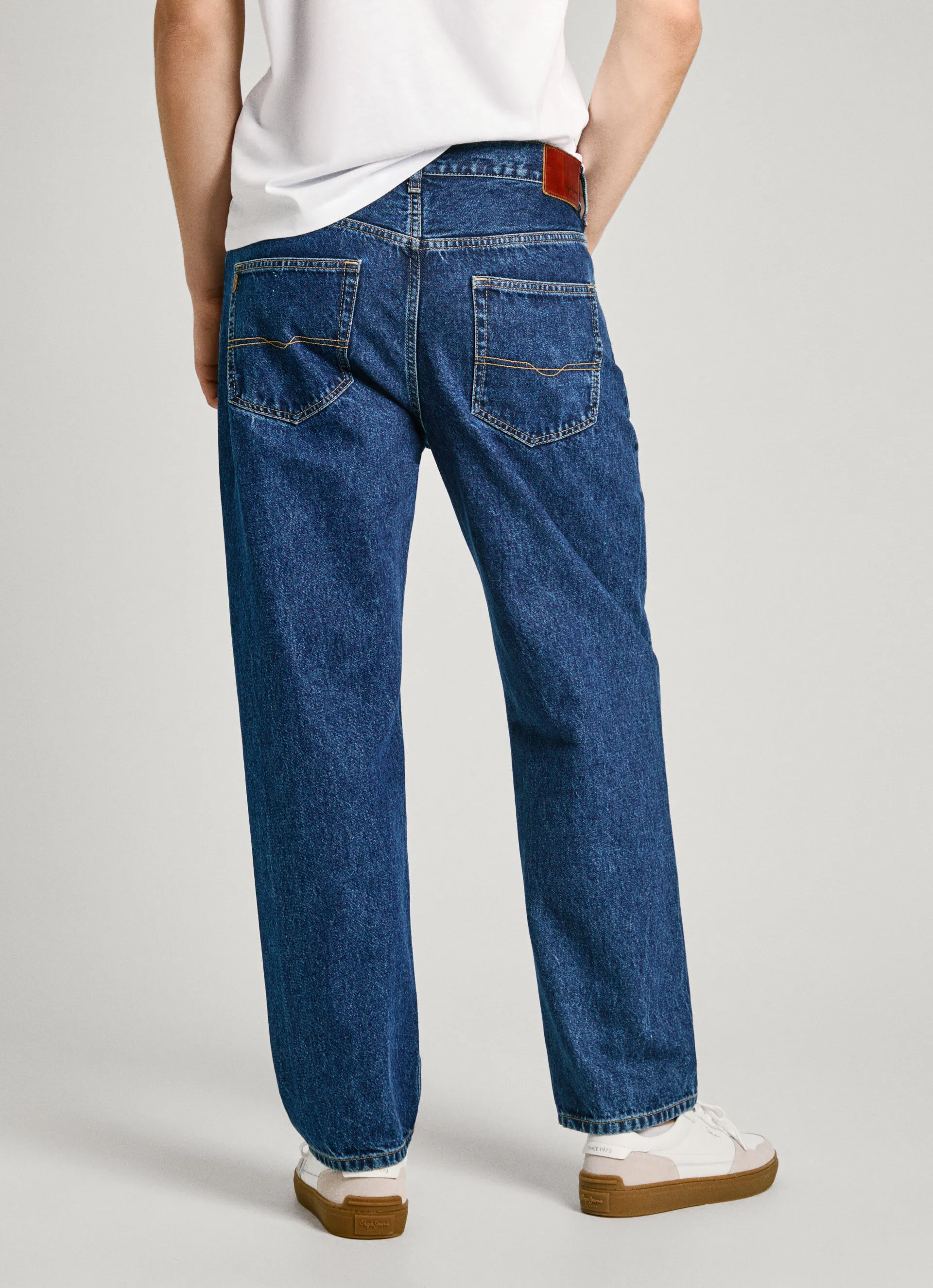 JEANS FIT LOOSE Y TIRO REGULAR  BARREL JEANS