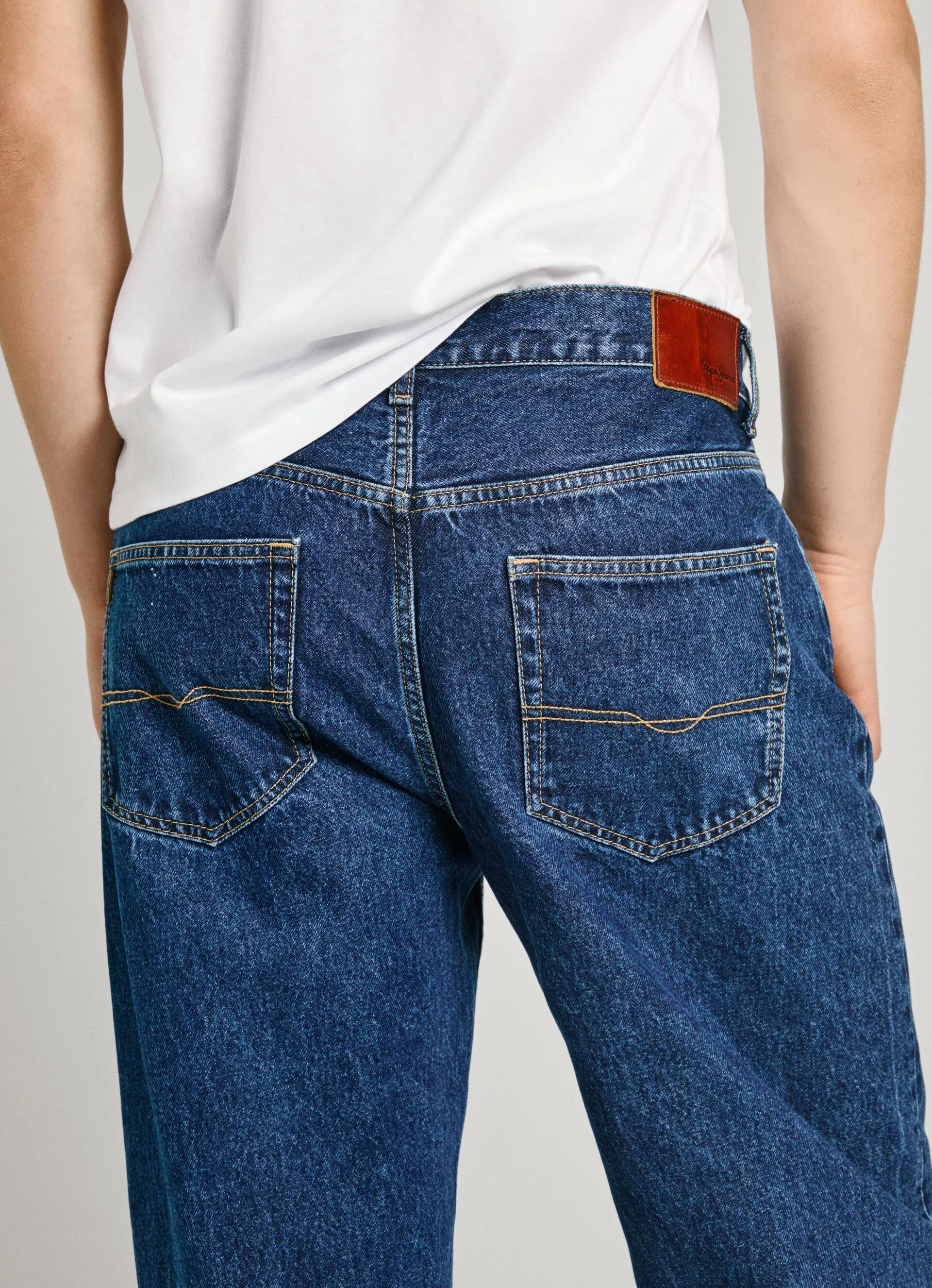 JEANS FIT LOOSE Y TIRO REGULAR  BARREL JEANS