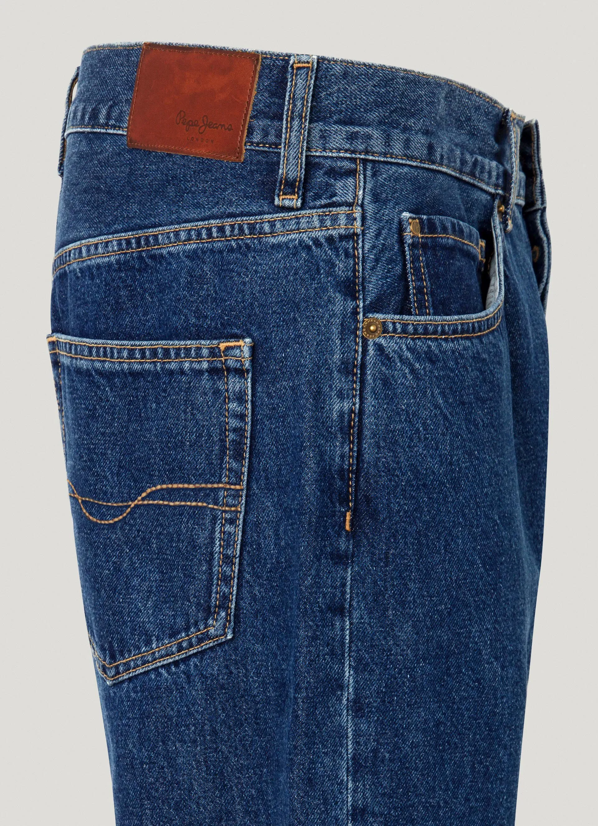JEANS FIT LOOSE Y TIRO REGULAR  BARREL JEANS