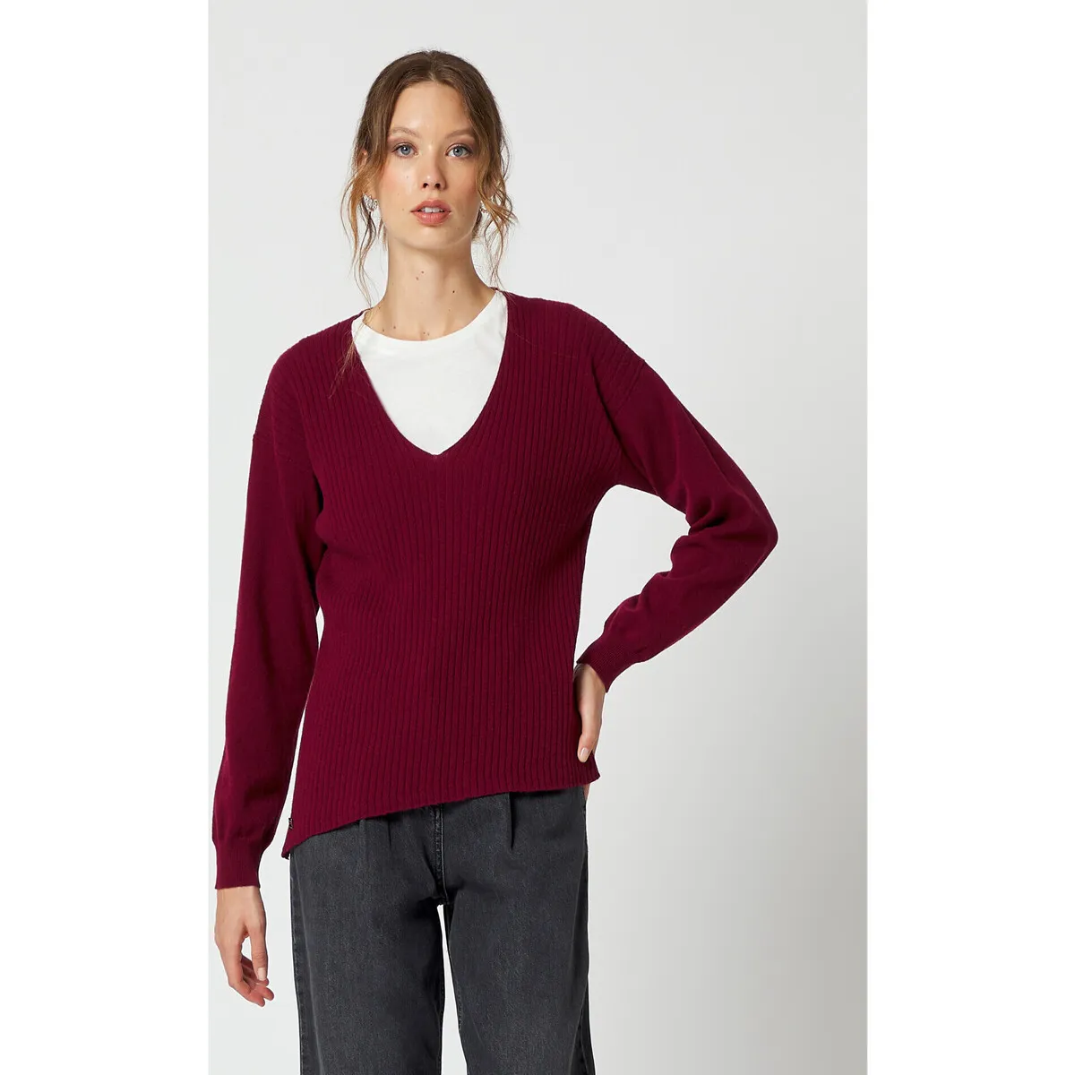 MAGLIA ASIMMETRICA CON SCOLLO A V Art. M414WU