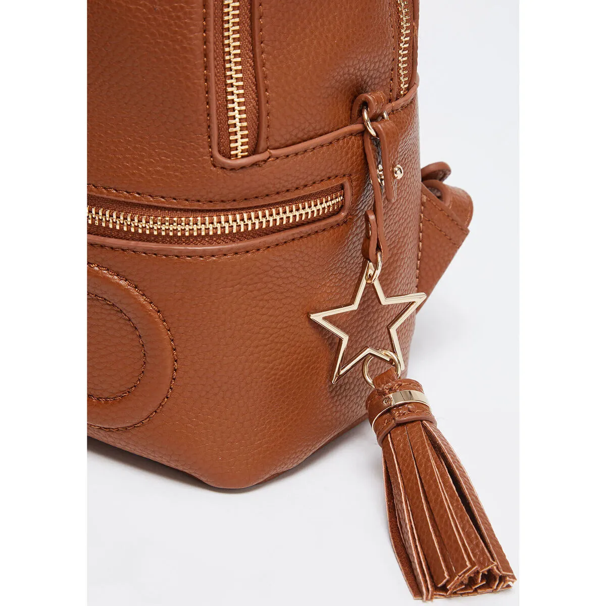 Mochila con logotipo y charm